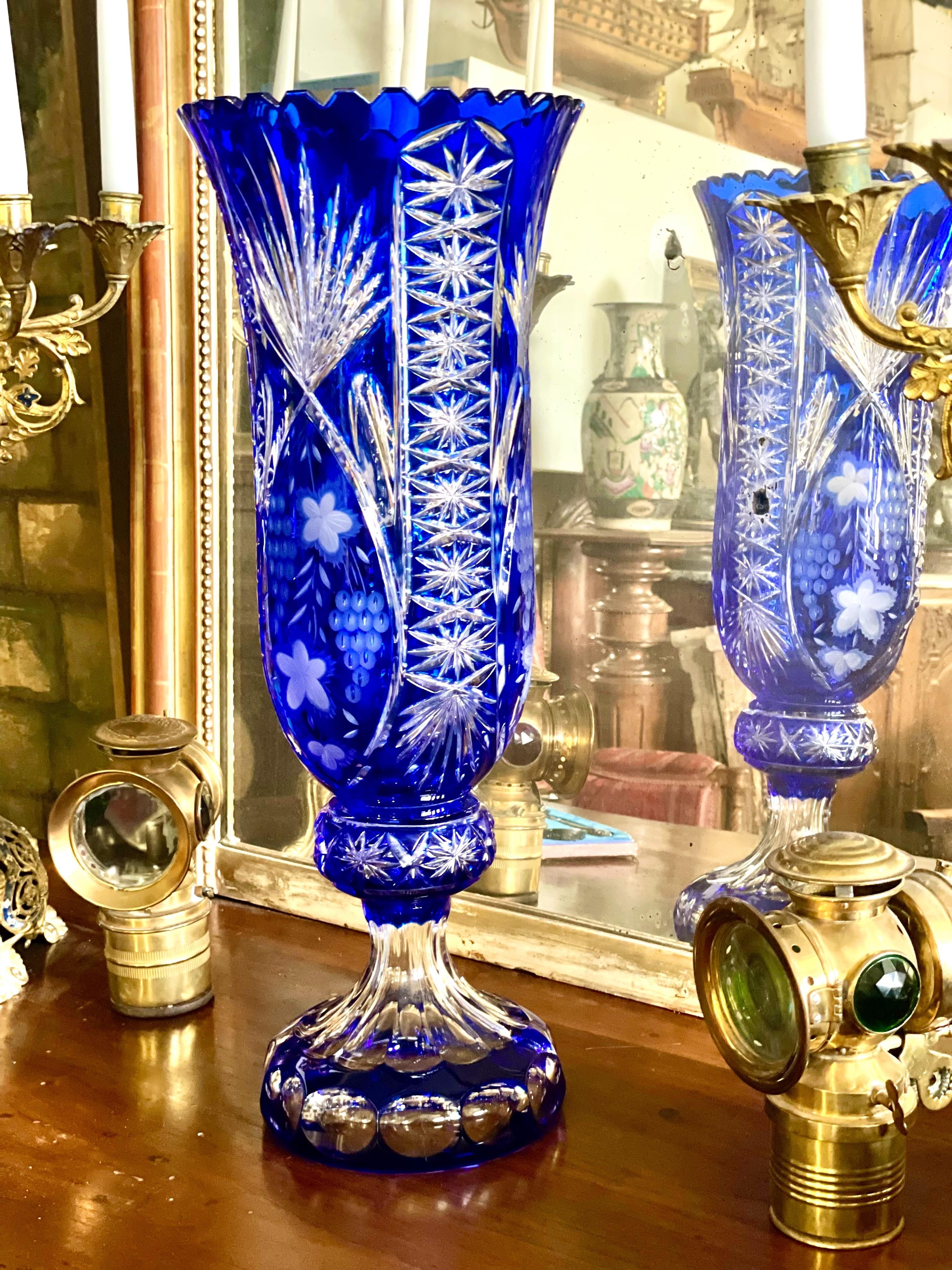 Große blaue Overlay-Kristallvase mit Blumen- und Starburst-Schliff-Dekoration im Angebot 10