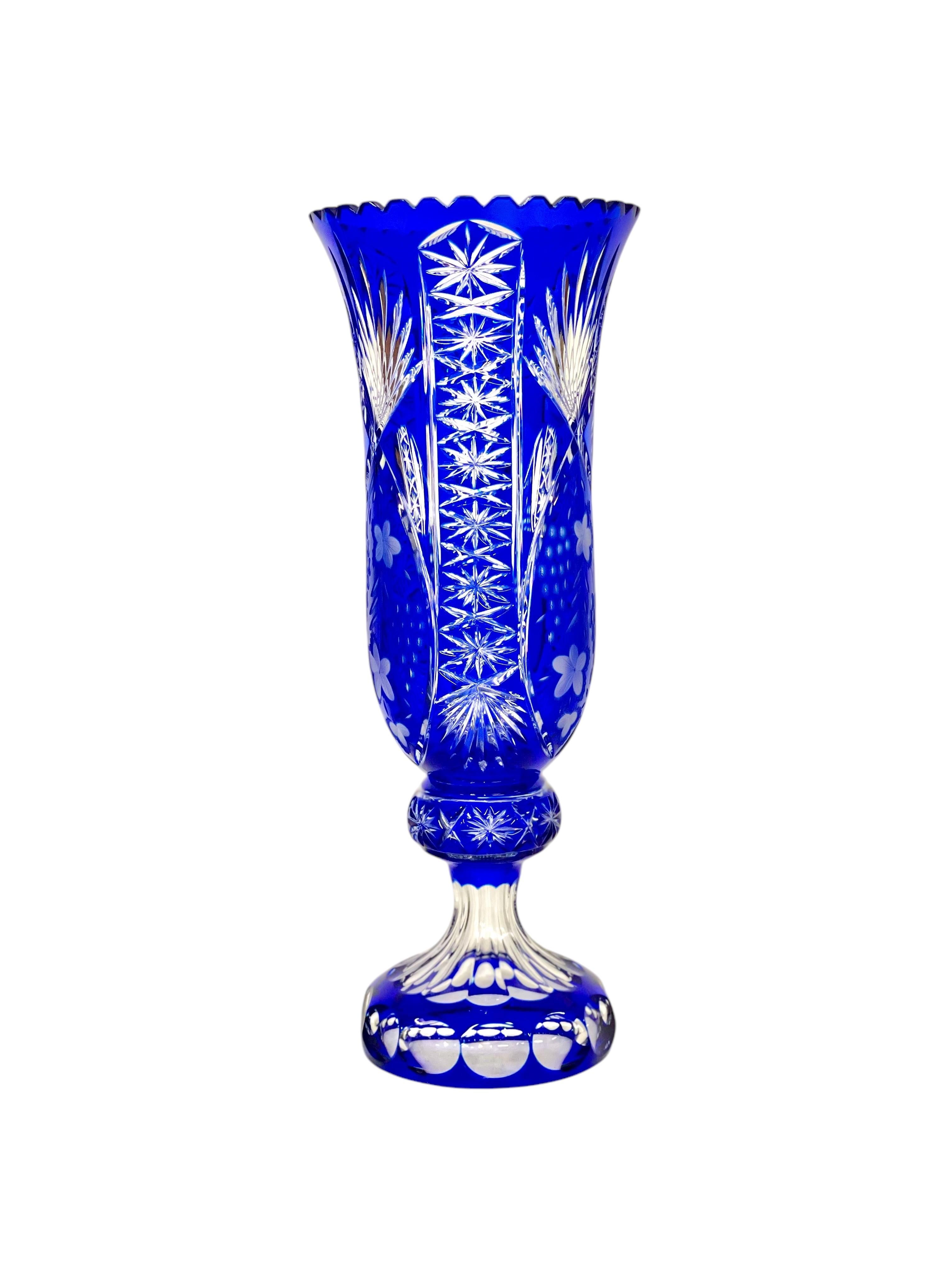 Große blaue Overlay-Kristallvase mit Blumen- und Starburst-Schliff-Dekoration im Angebot 11