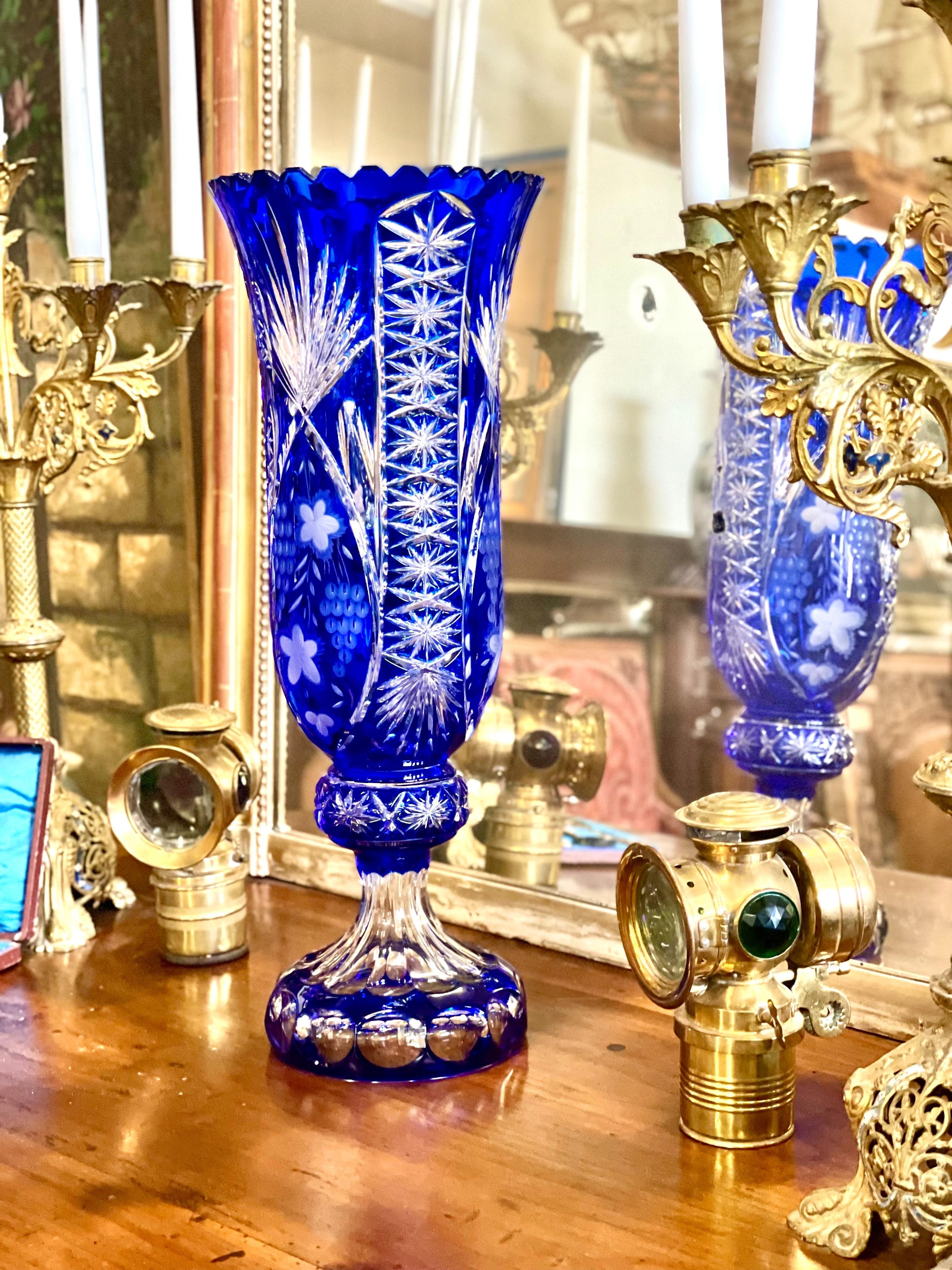 Große blaue Overlay-Kristallvase mit Blumen- und Starburst-Schliff-Dekoration im Angebot 12
