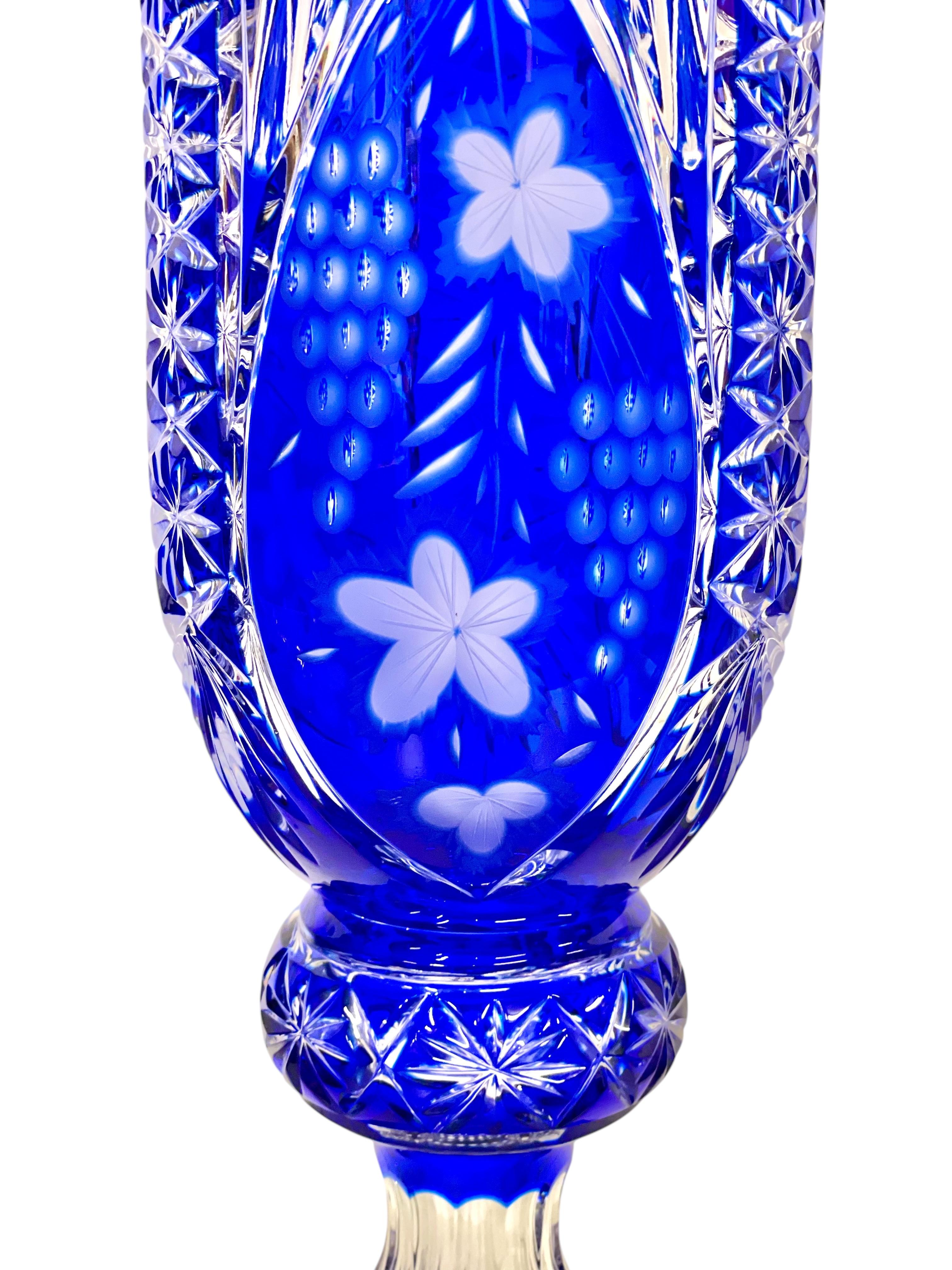 Große blaue Overlay-Kristallvase mit Blumen- und Starburst-Schliff-Dekoration (Französisch) im Angebot