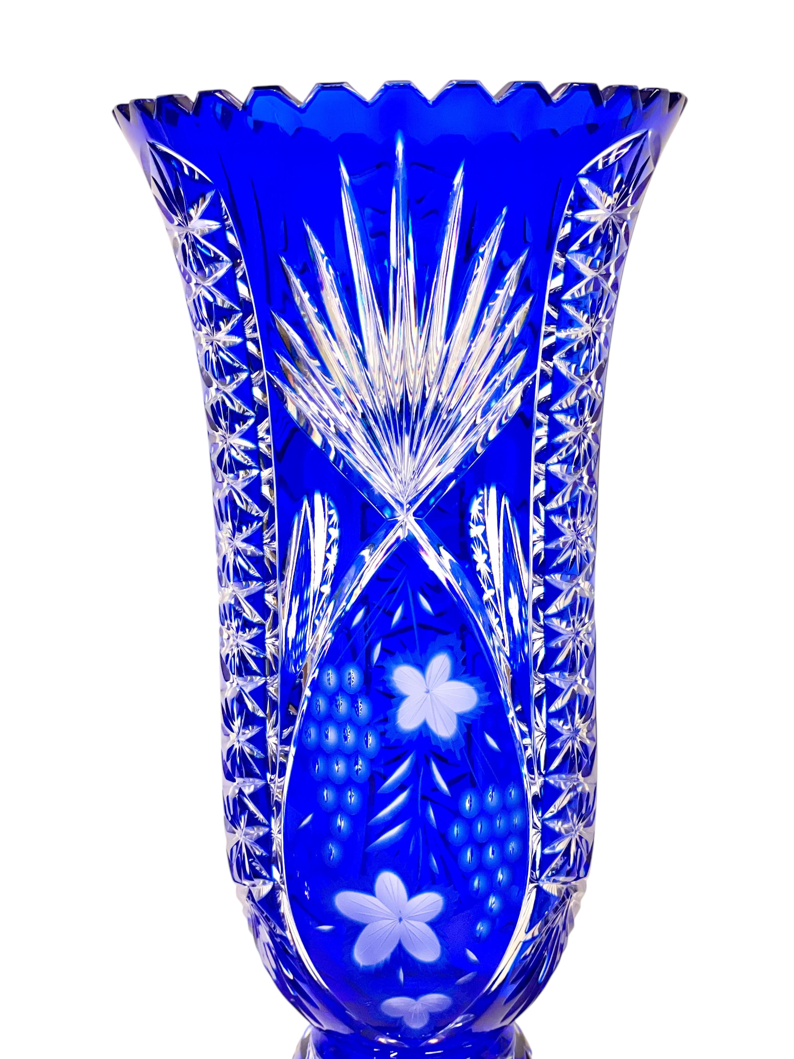 Große blaue Overlay-Kristallvase mit Blumen- und Starburst-Schliff-Dekoration im Zustand „Gut“ im Angebot in LA CIOTAT, FR