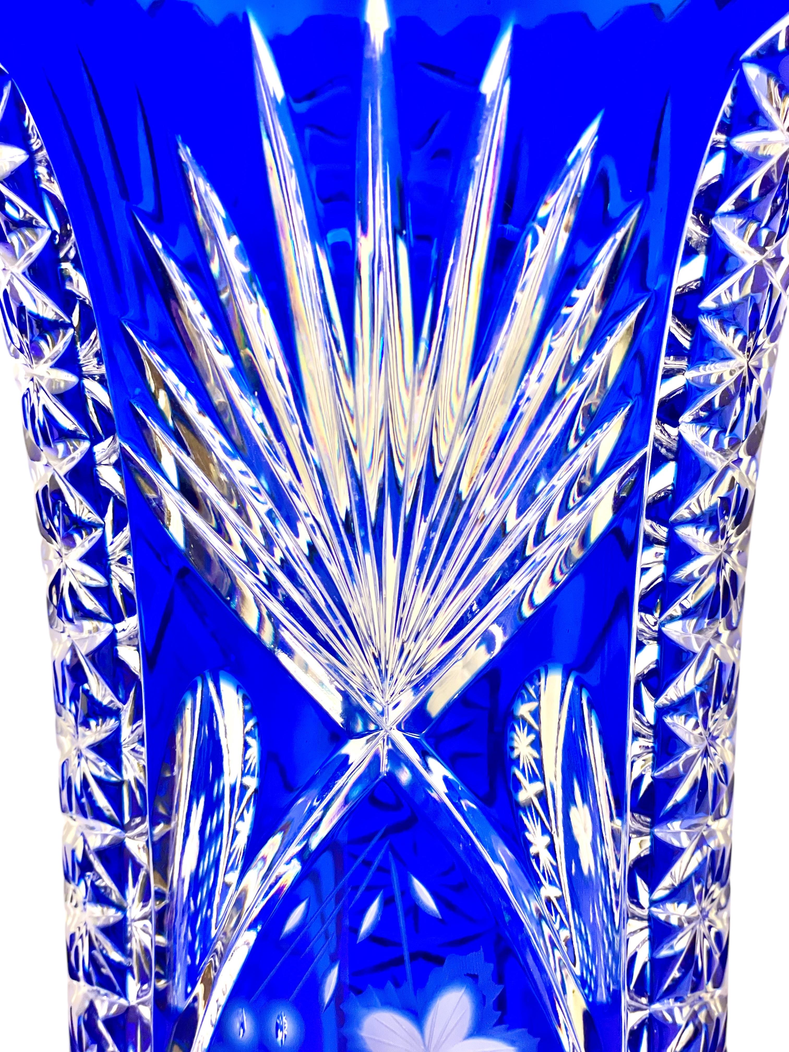Große blaue Overlay-Kristallvase mit Blumen- und Starburst-Schliff-Dekoration (20. Jahrhundert) im Angebot