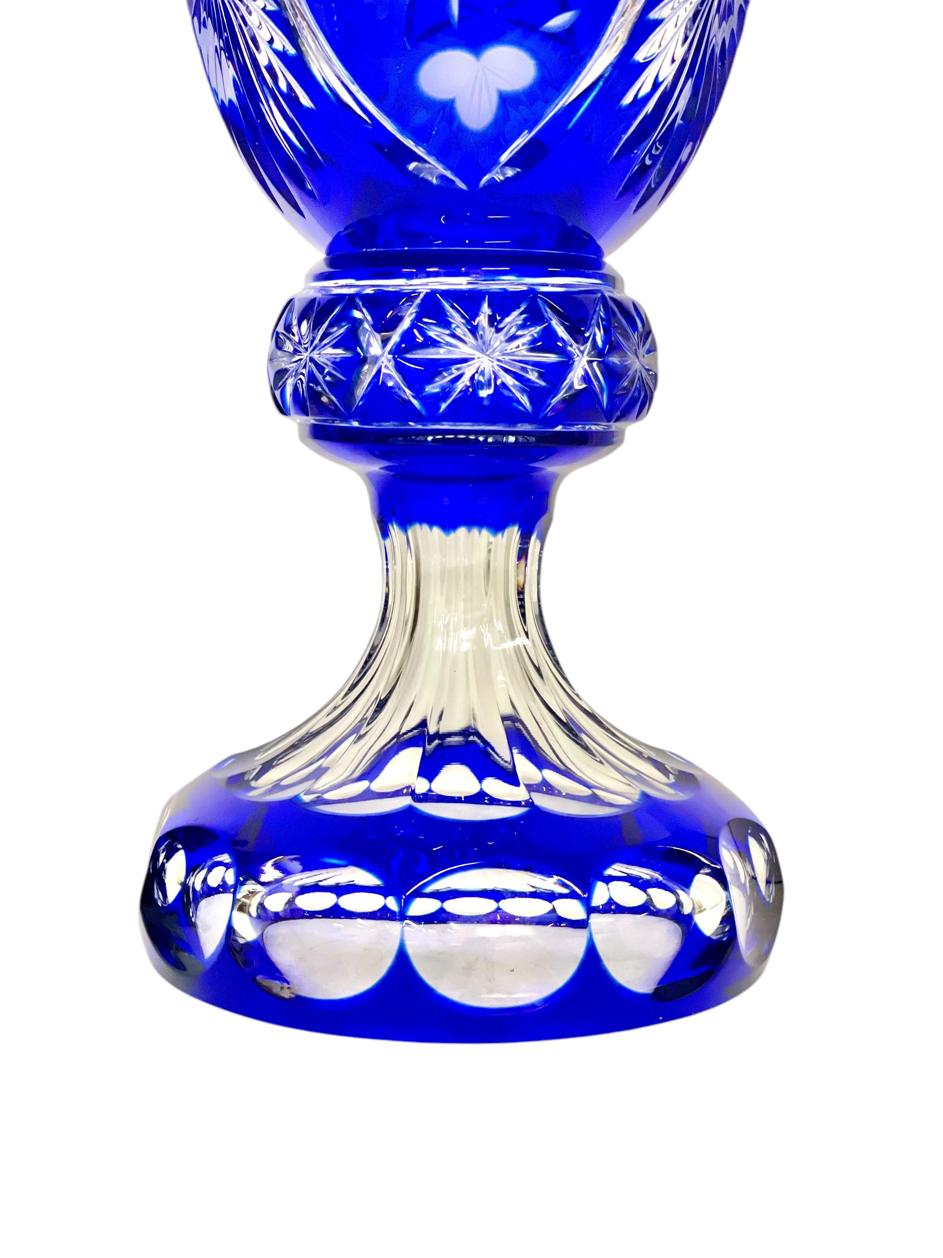 Große blaue Overlay-Kristallvase mit Blumen- und Starburst-Schliff-Dekoration im Angebot 1