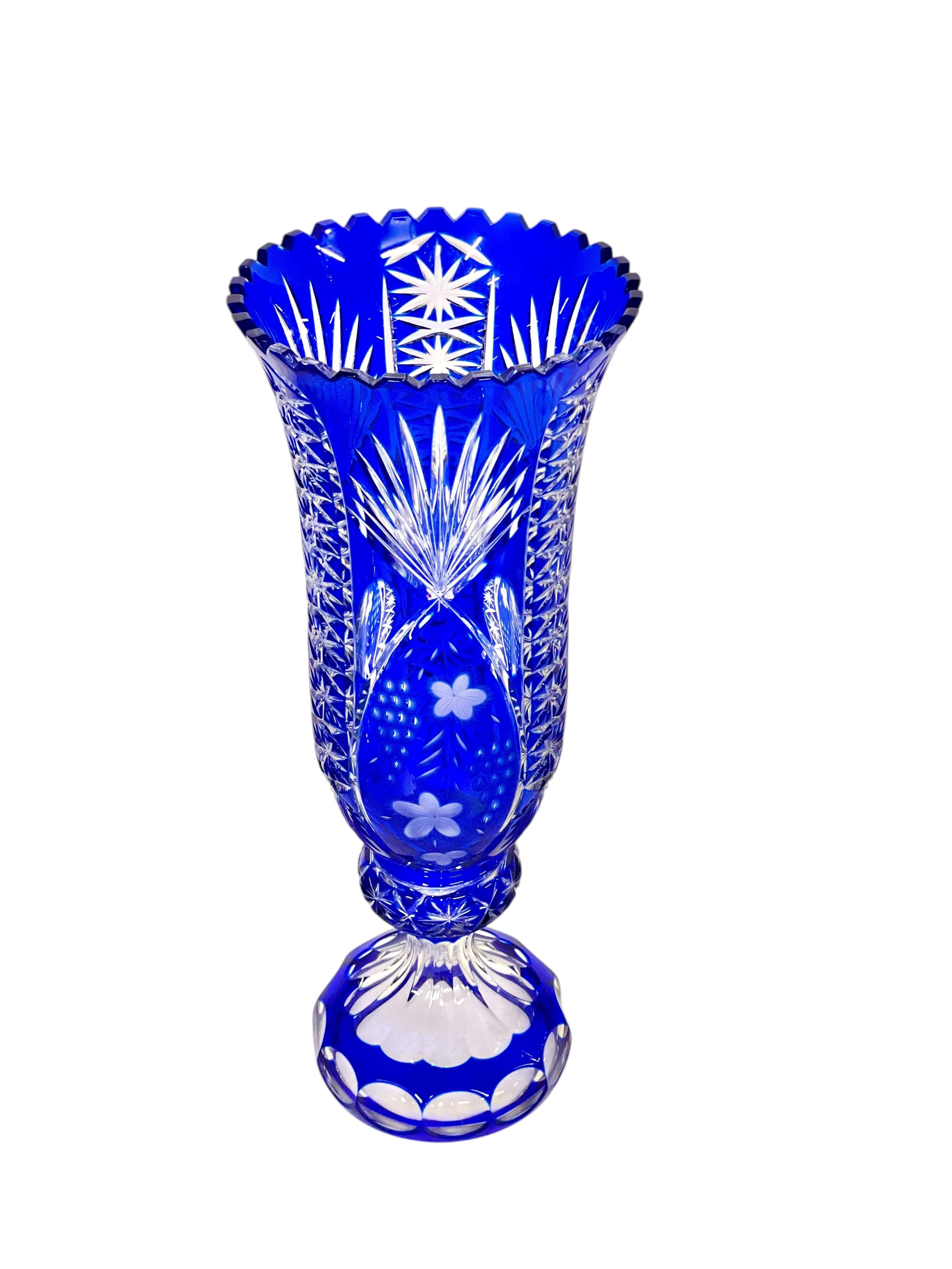 Große blaue Overlay-Kristallvase mit Blumen- und Starburst-Schliff-Dekoration im Angebot 3
