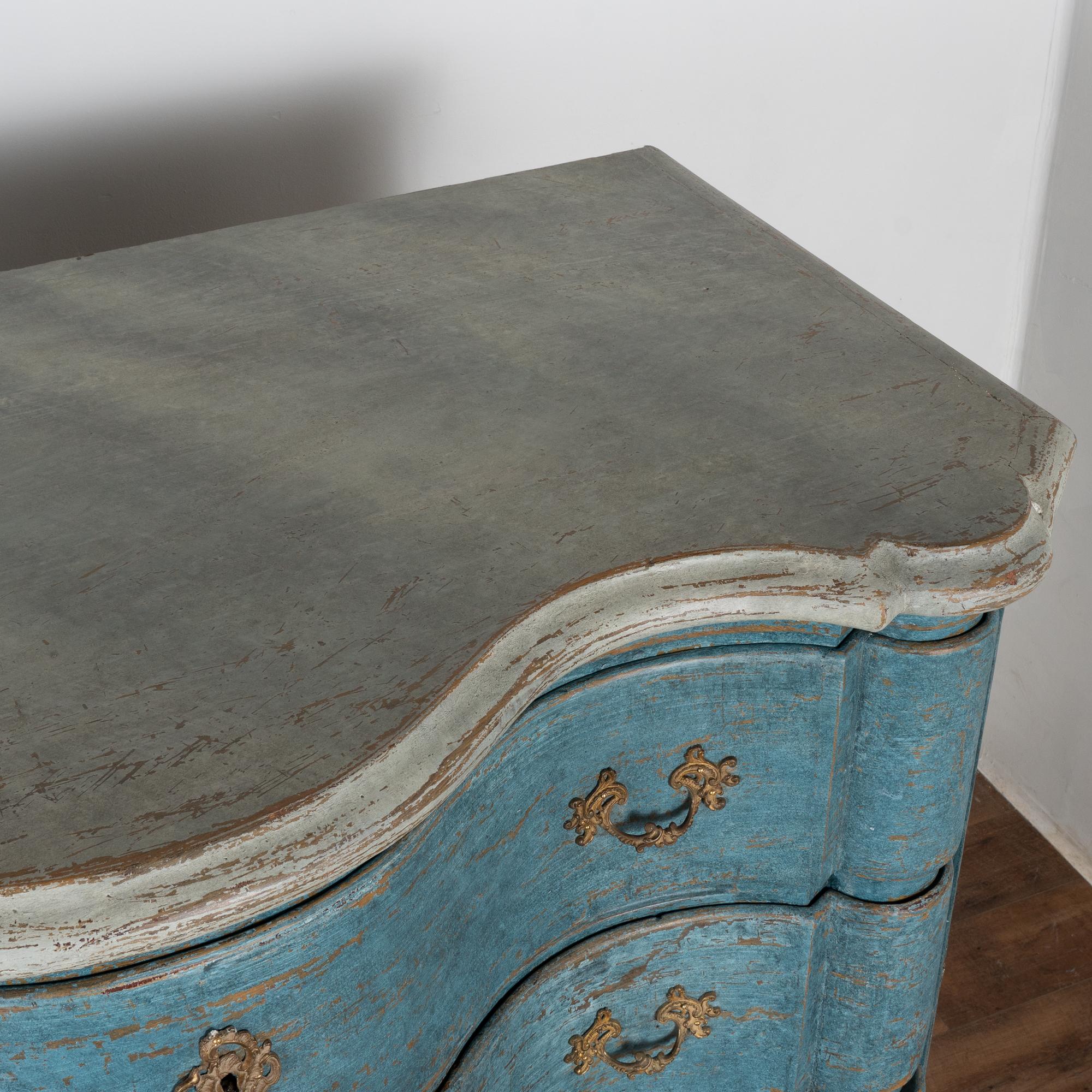 XVIII secolo Alta cassettiera rococò blu in quercia dalla Danimarca, circa 1770-80 in vendita