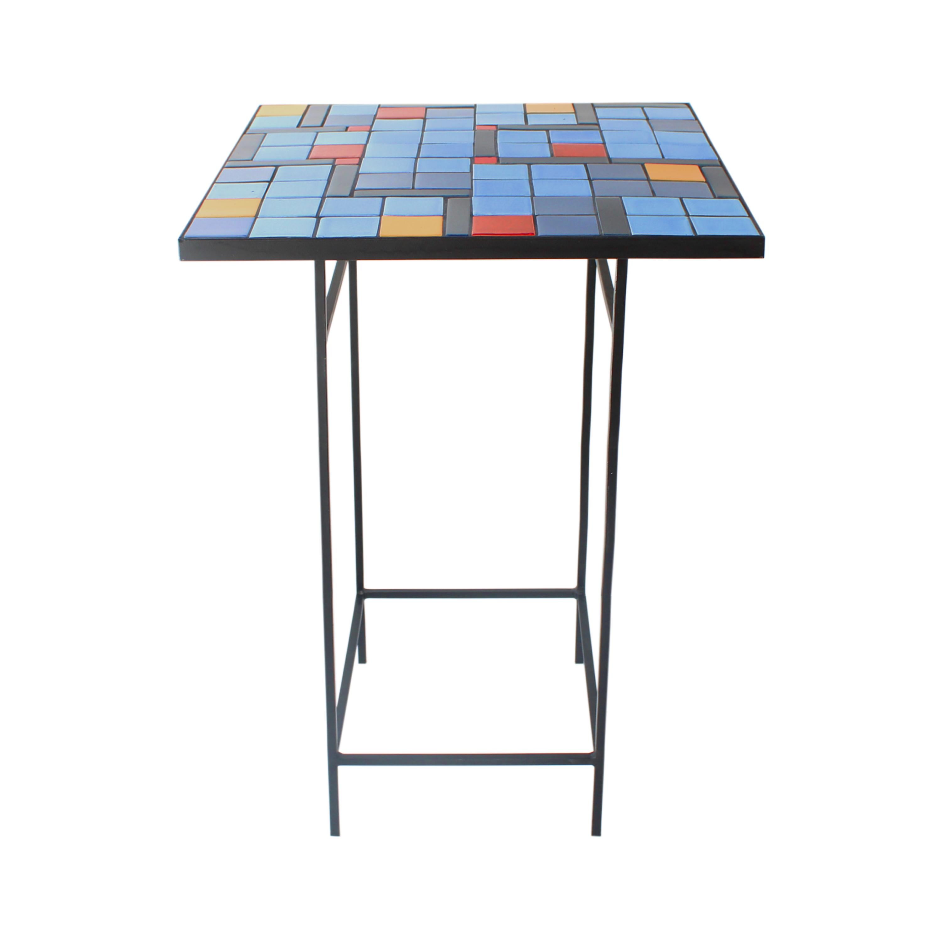 Table d'appoint conçue par l'artiste Isidro Blasco dans le cadre de son projet 