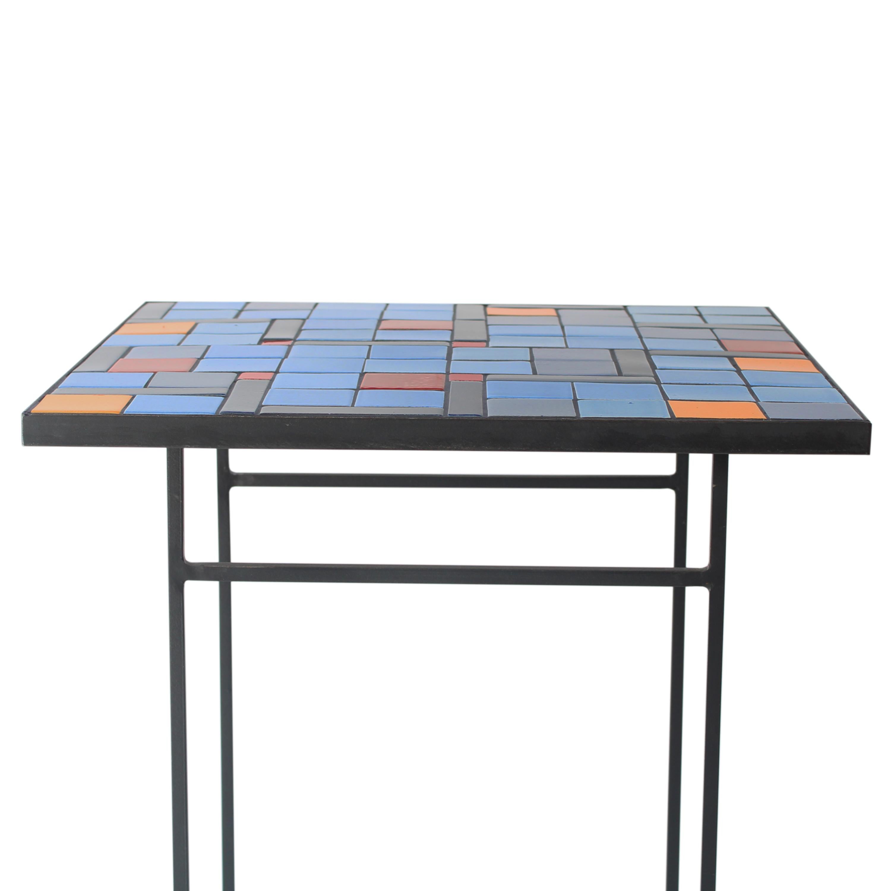 Grande table d'appoint bleue 