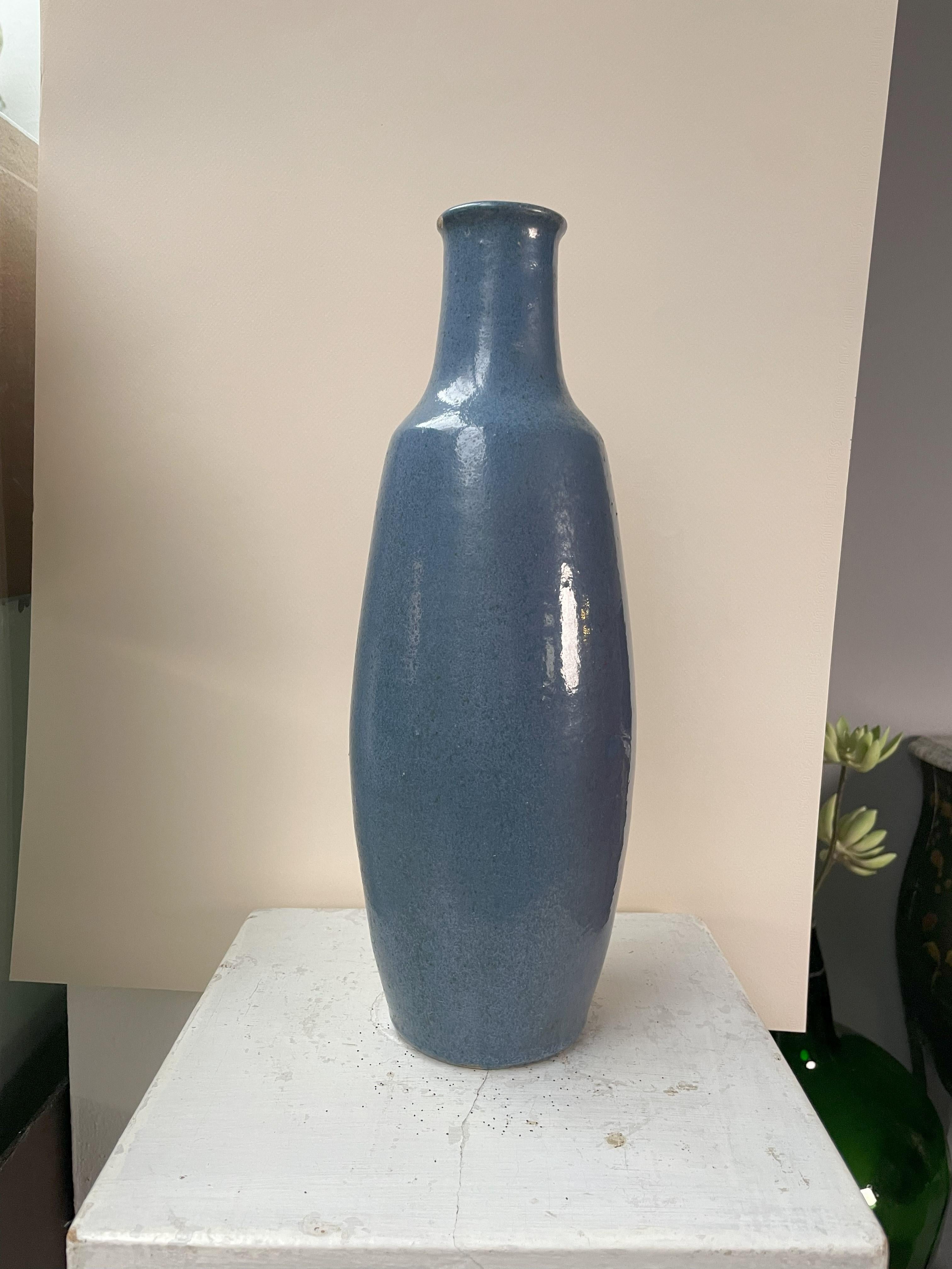 Ajoutez une touche de sophistication avec notre grand vase bleu, une pièce de choix pour tout espace.