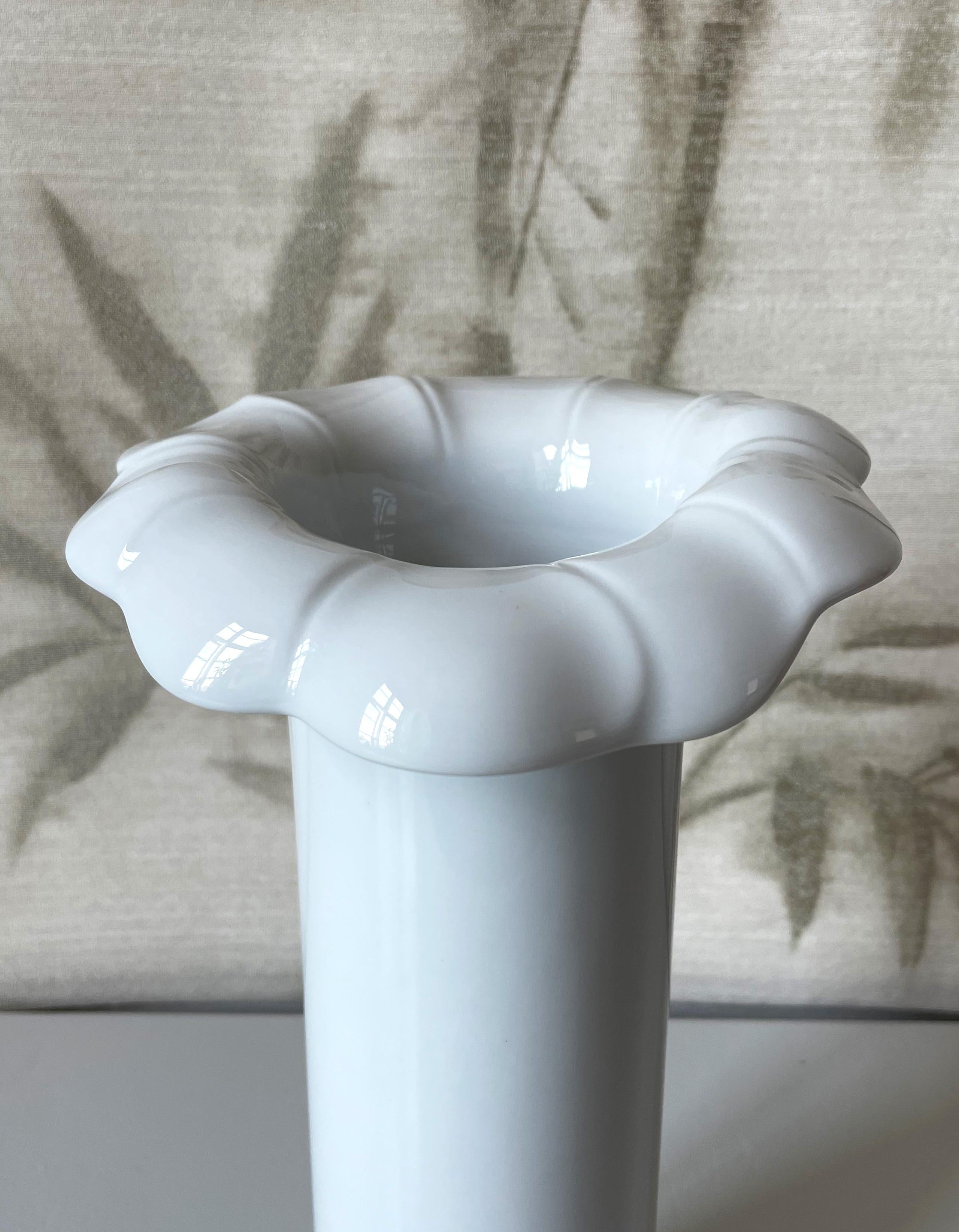 Vernissé Grand vase à col à fleurs doux en porcelaine blanche os, Arzberg, années 1980 en vente