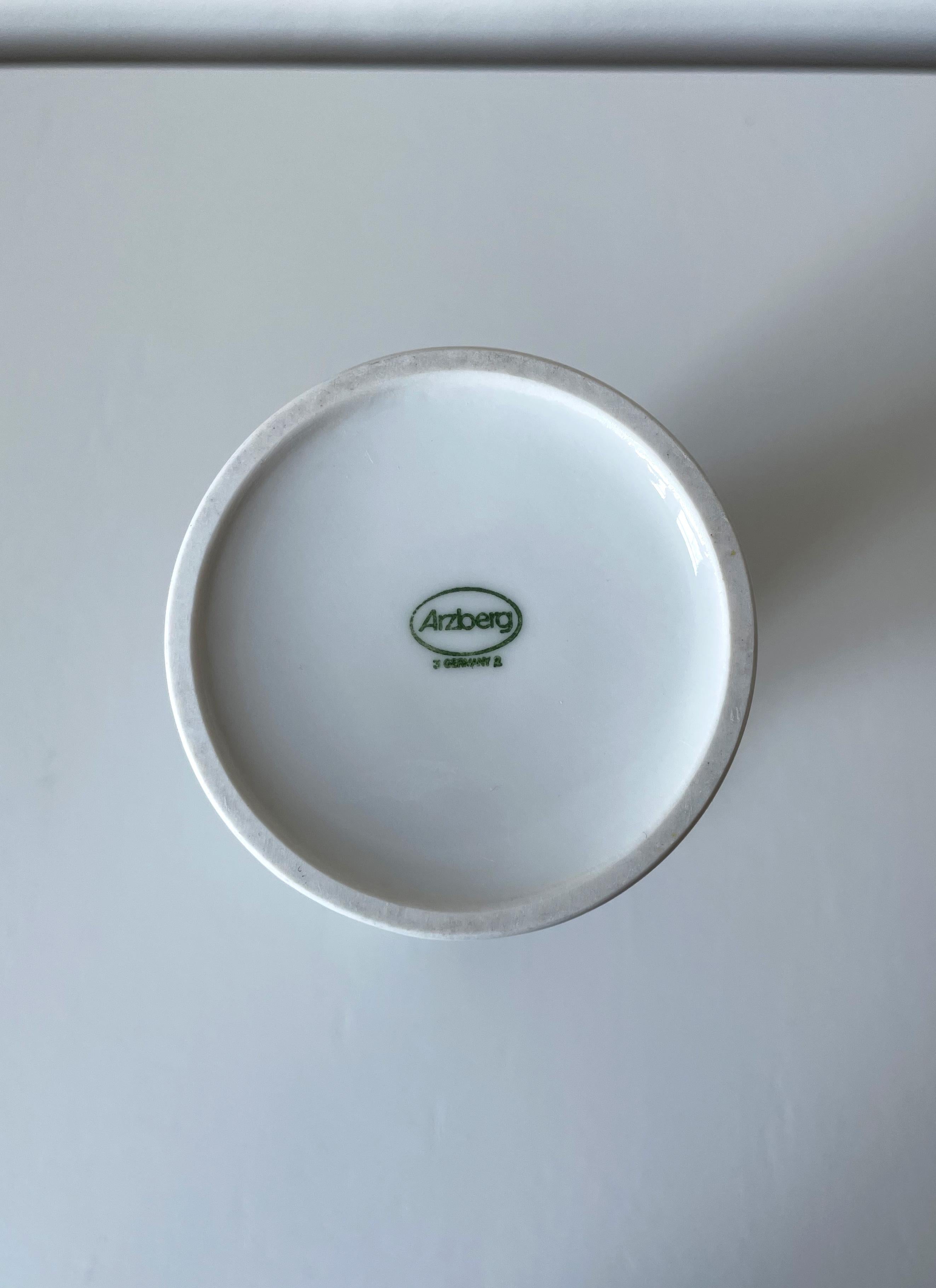 Porcellana Vaso alto in porcellana bianca con collare floreale morbido, Arzberg, anni '80 in vendita
