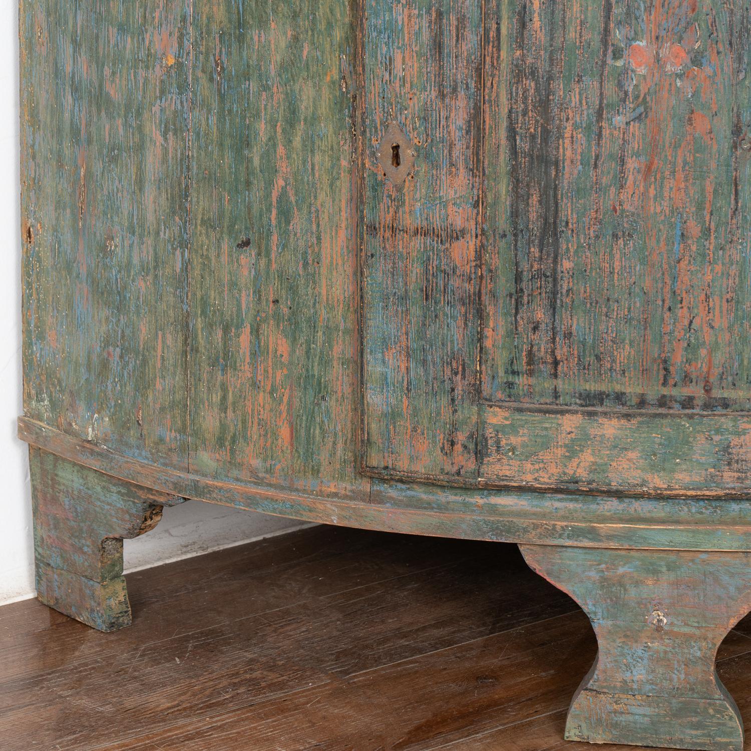Tall Bow Front Original Painted Pine Corner Cabinet, Sweden circa 1800-20 For Sale 5