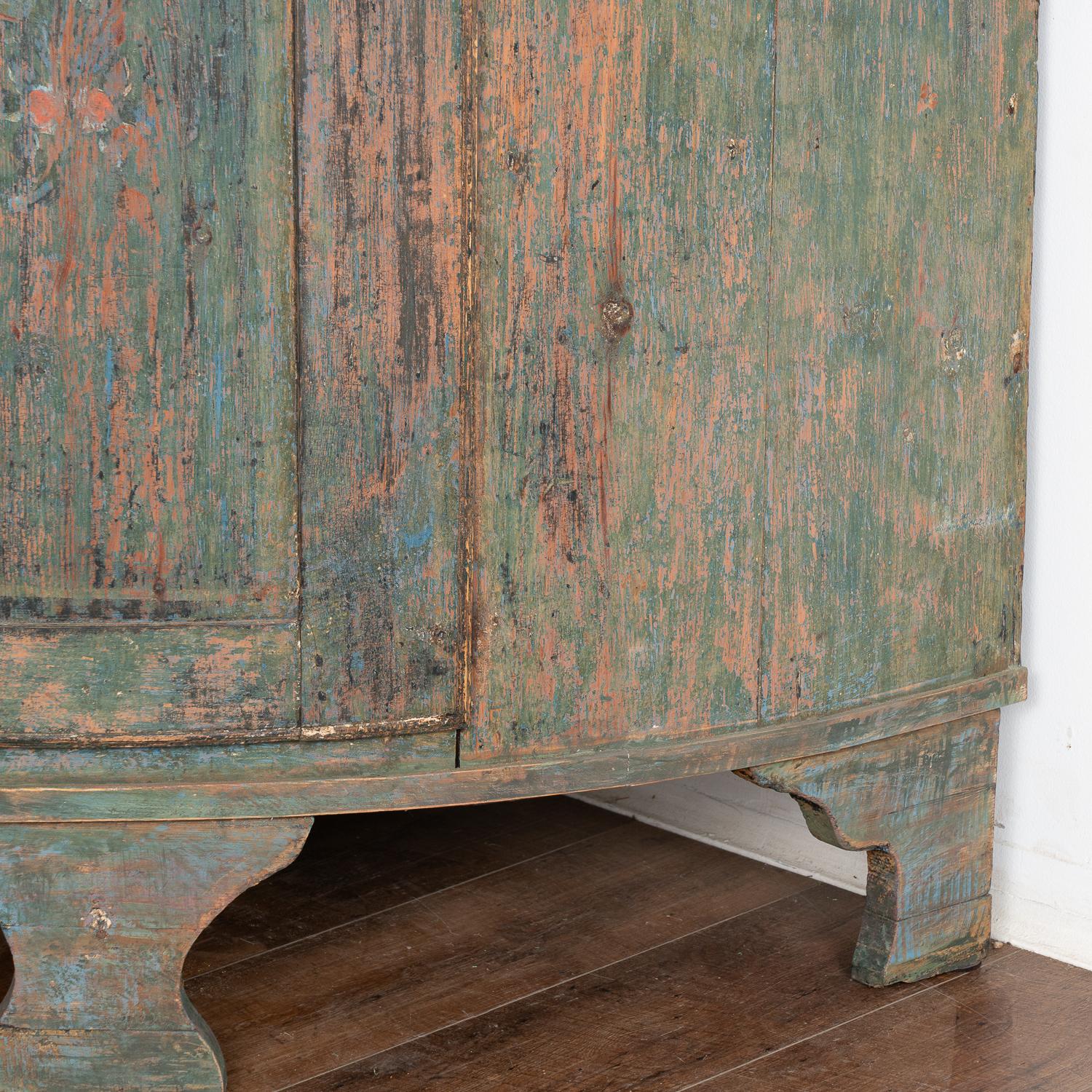 Tall Bow Front Original Painted Pine Corner Cabinet, Sweden circa 1800-20 For Sale 6