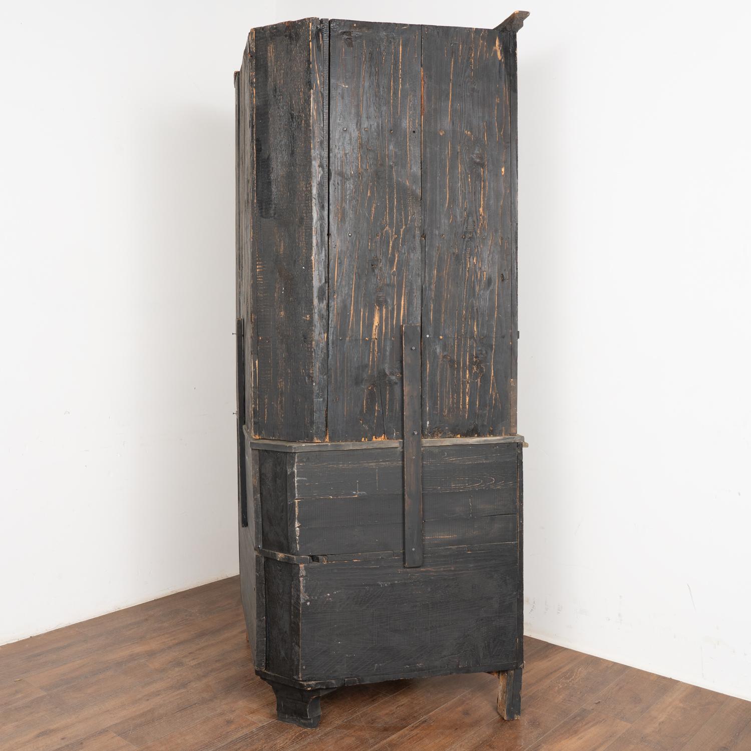Tall Bow Front Original Painted Pine Corner Cabinet, Sweden circa 1800-20 For Sale 7