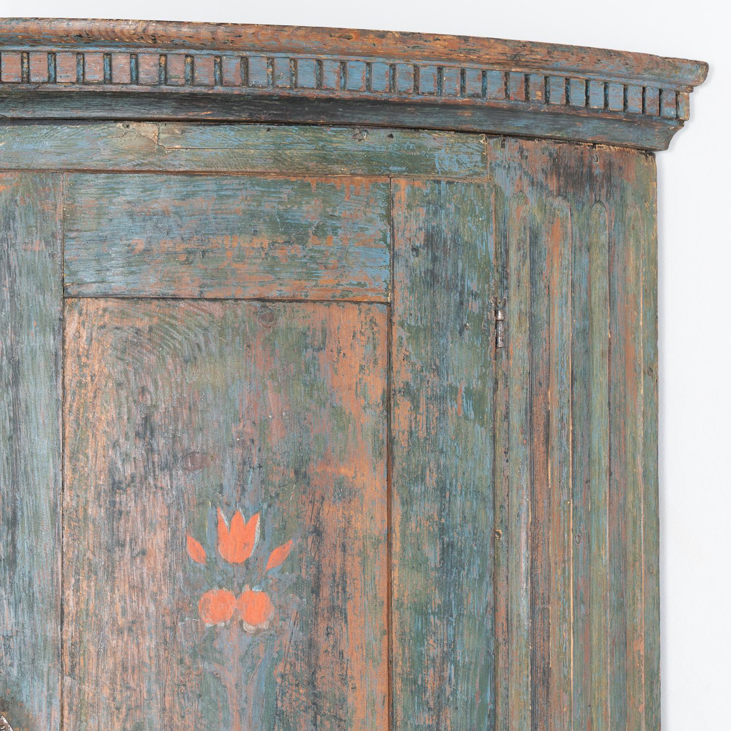 Tall Bow Front Original Painted Pine Corner Cabinet, Sweden circa 1800-20 In Good Condition For Sale In Round Top, TX