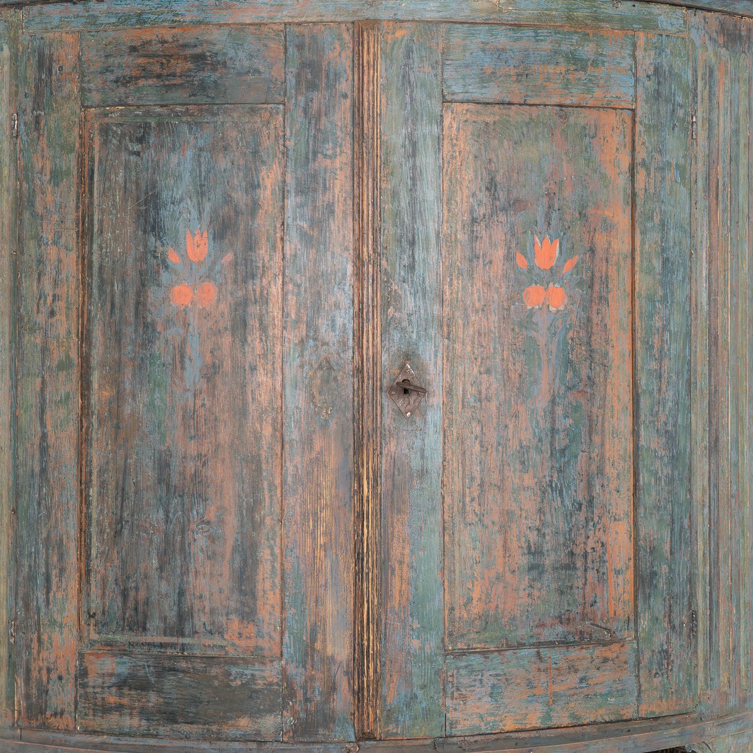 Tall Bow Front Original Painted Pine Corner Cabinet, Sweden circa 1800-20 For Sale 1