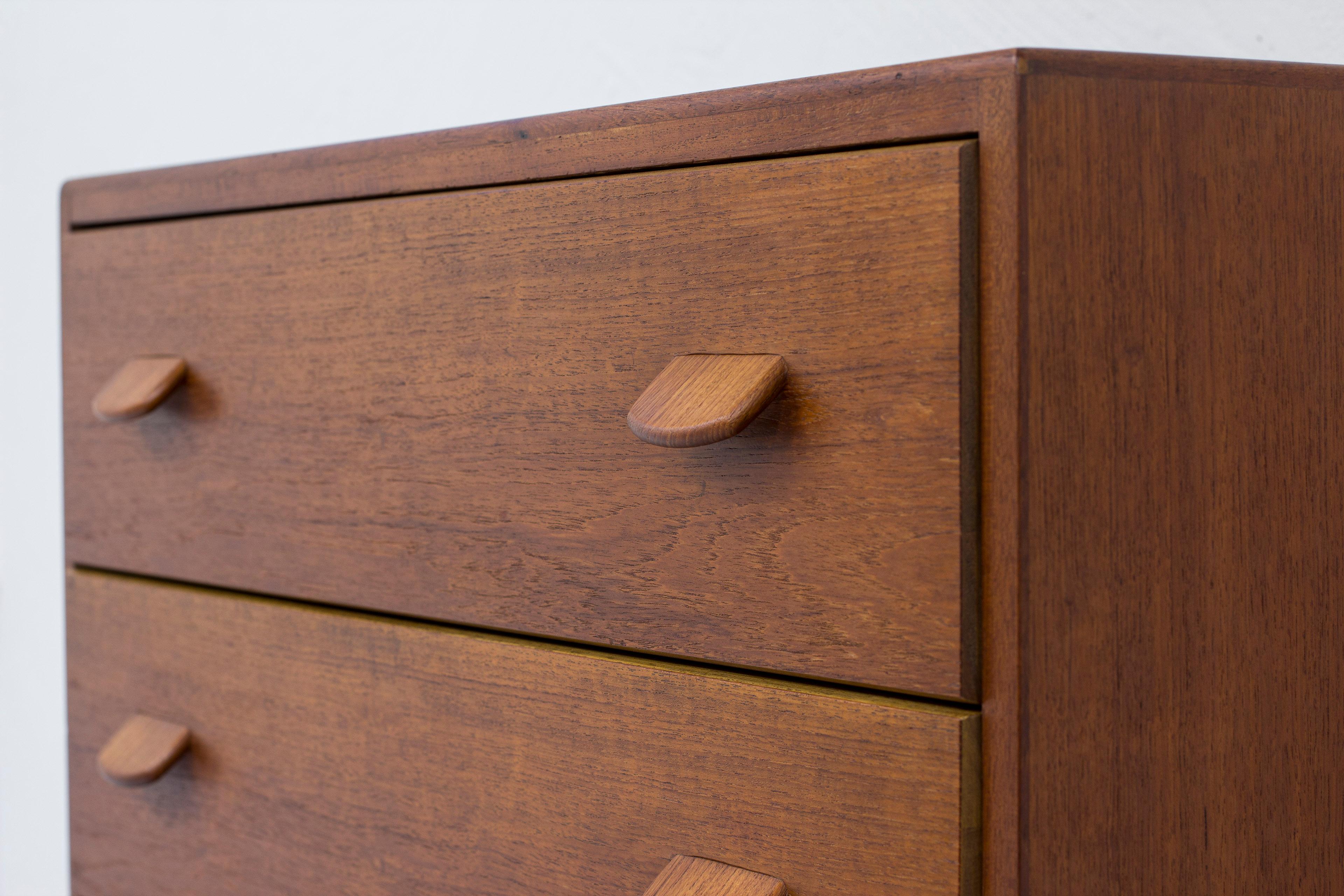 Tall Boy Chest of Drawers by Poul M. Volther, FDB, Denmark, 1950s In Good Condition For Sale In Hägersten, SE
