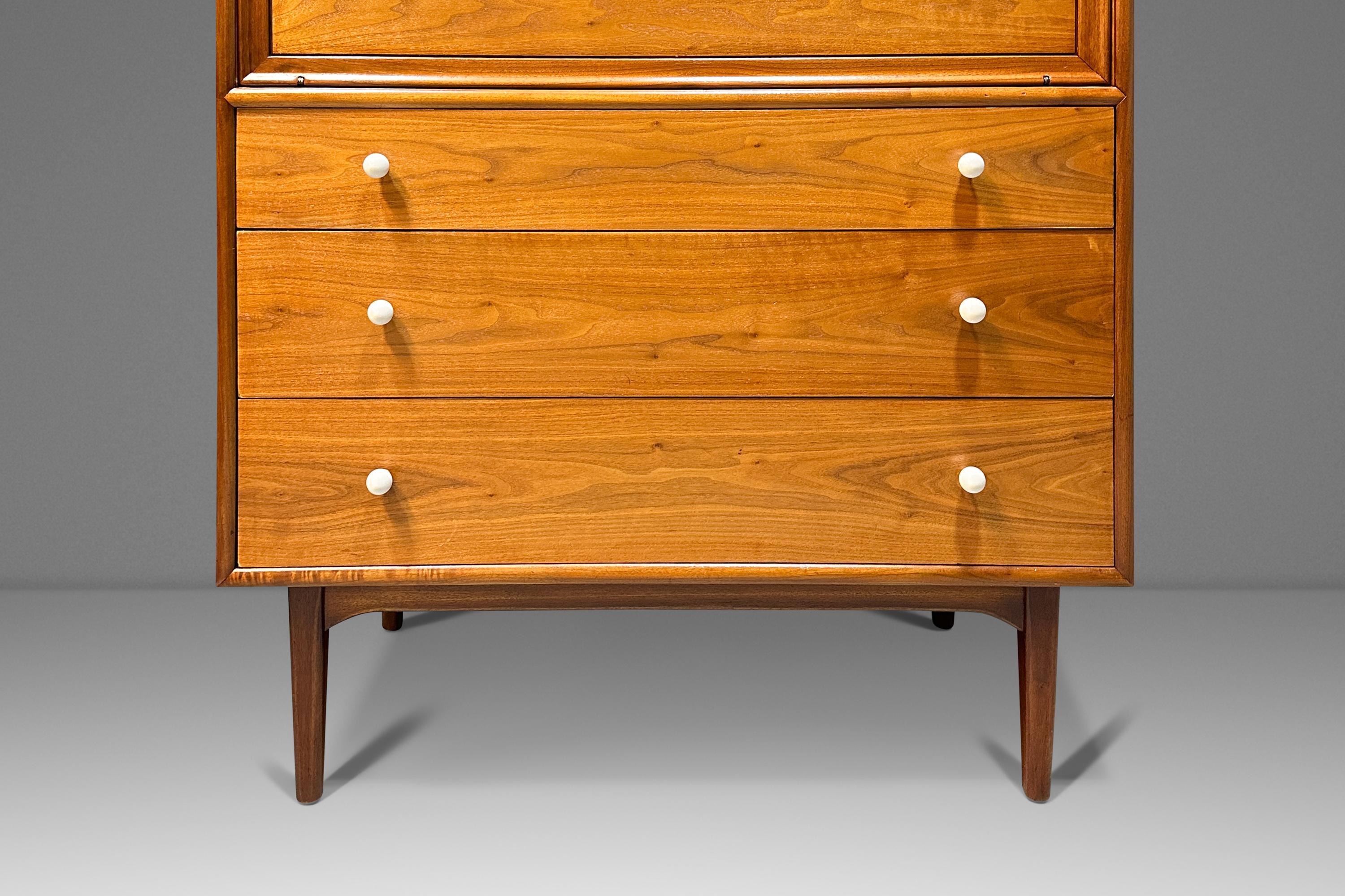  Ti presentiamo una straordinaria cassettiera a 5 cassetti dell'iconica collezione Drexel Declaration, disegnata dall'influente Kipp Stewart negli anni Sessanta. Questo pezzo, quintessenza del Mid-Century Modern americano, mette in mostra