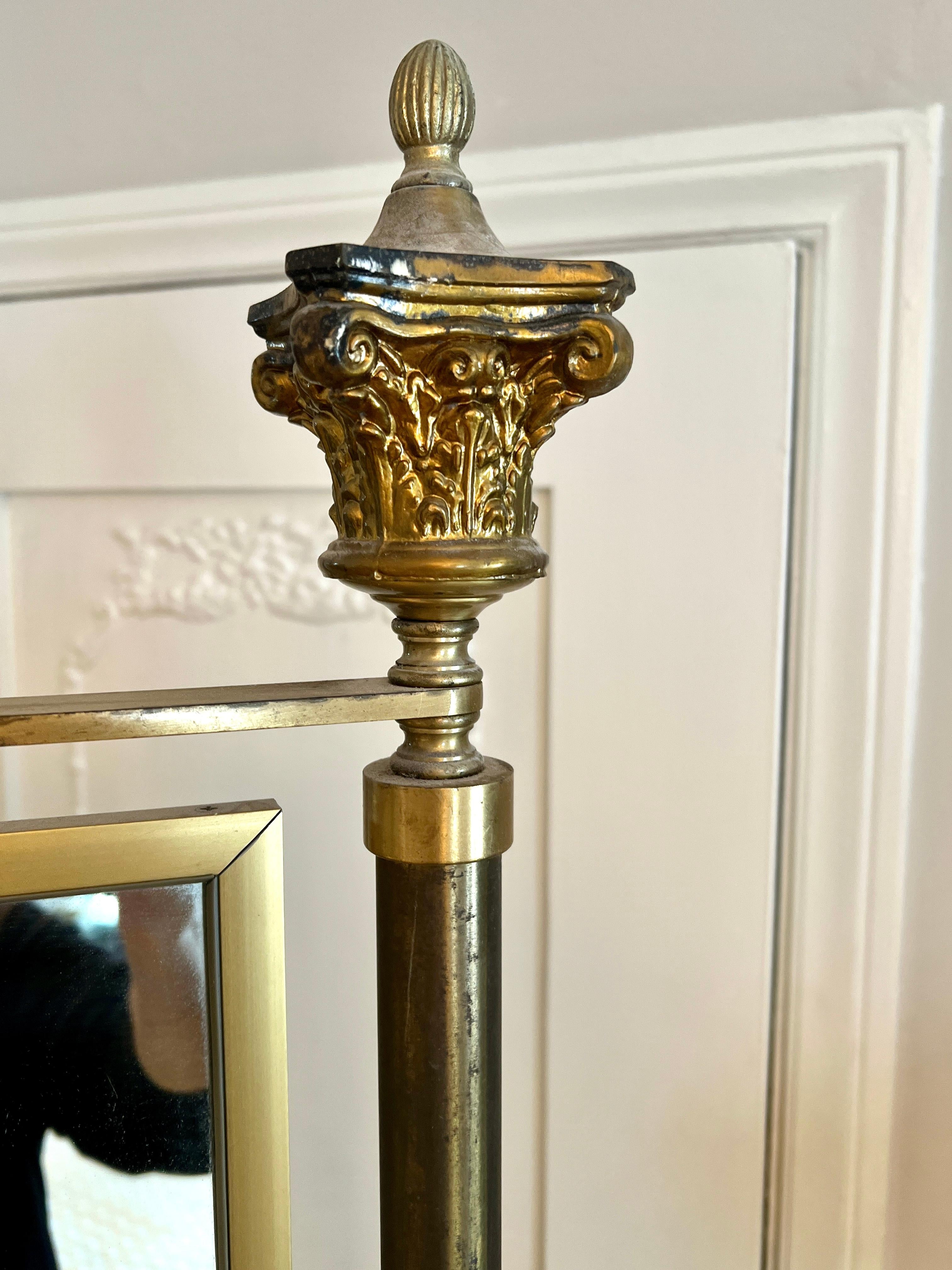 XX secolo Specchio ovale alto in ottone su supporto a rotelle con cerniere e terminali decorativi in vendita