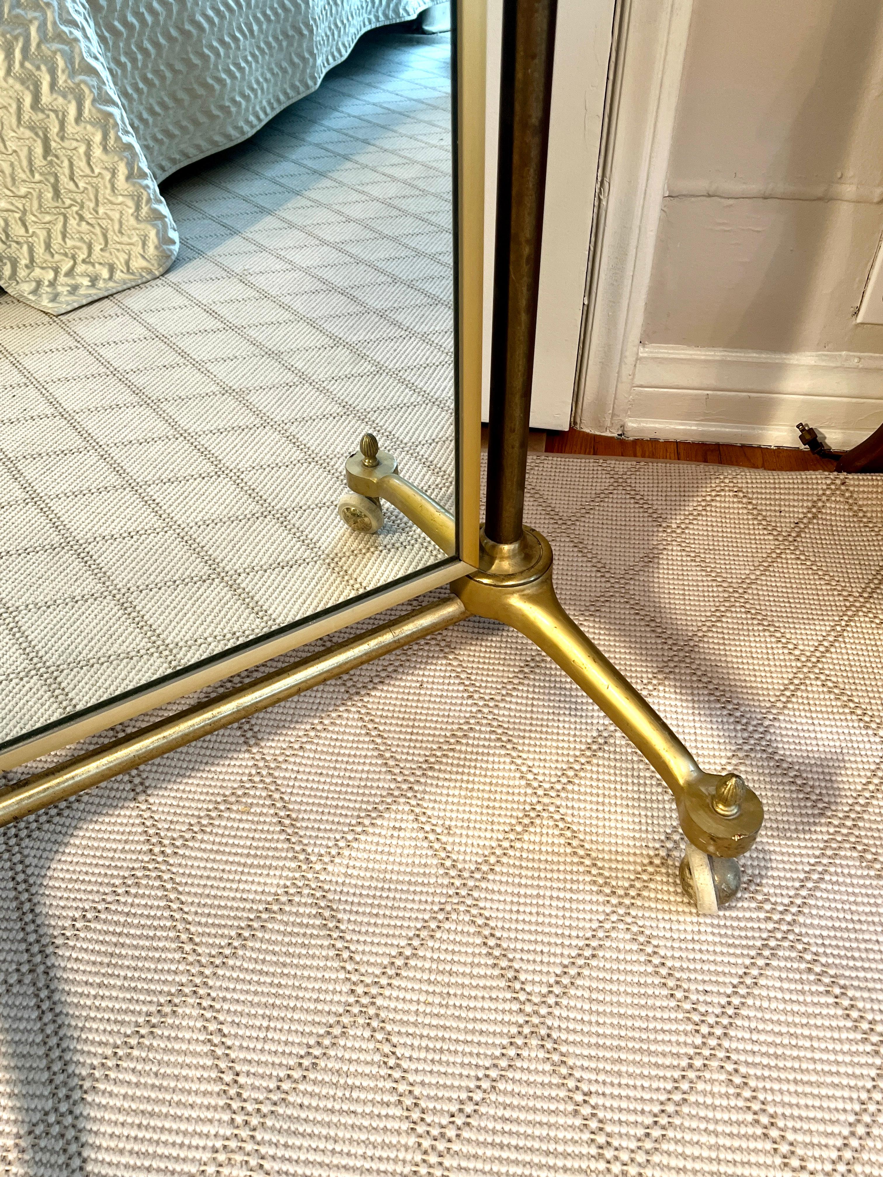 Specchio ovale alto in ottone su supporto a rotelle con cerniere e terminali decorativi in vendita 2
