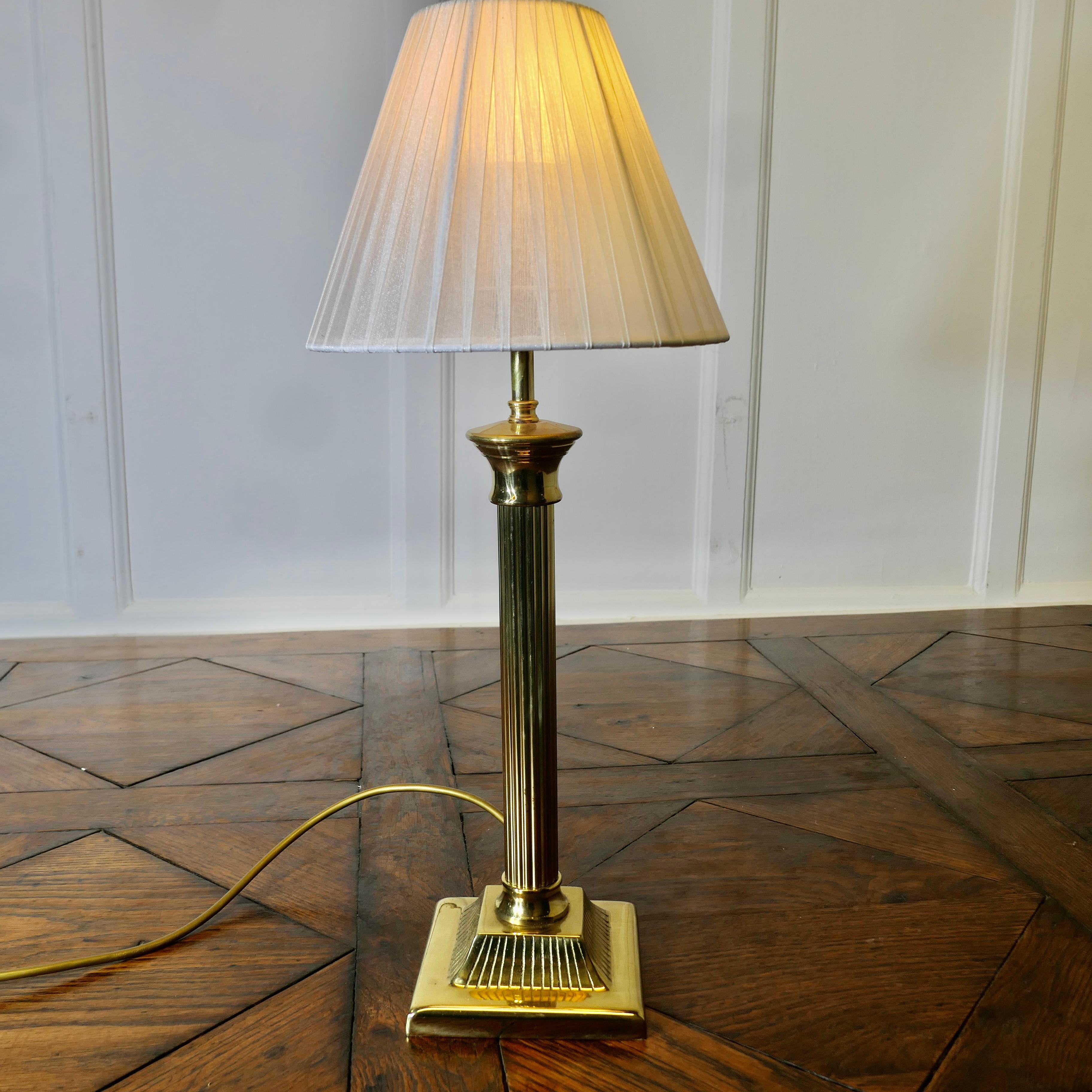 Lampe de table à colonne corinthienne en laiton

Il s'agit d'une pièce très attrayante, la lampe a une colonne cannelée unique posée sur une base à gradins. 
Il s'agit d'une pièce attrayante avec une bonne patine, le câblage est en bon état.
La