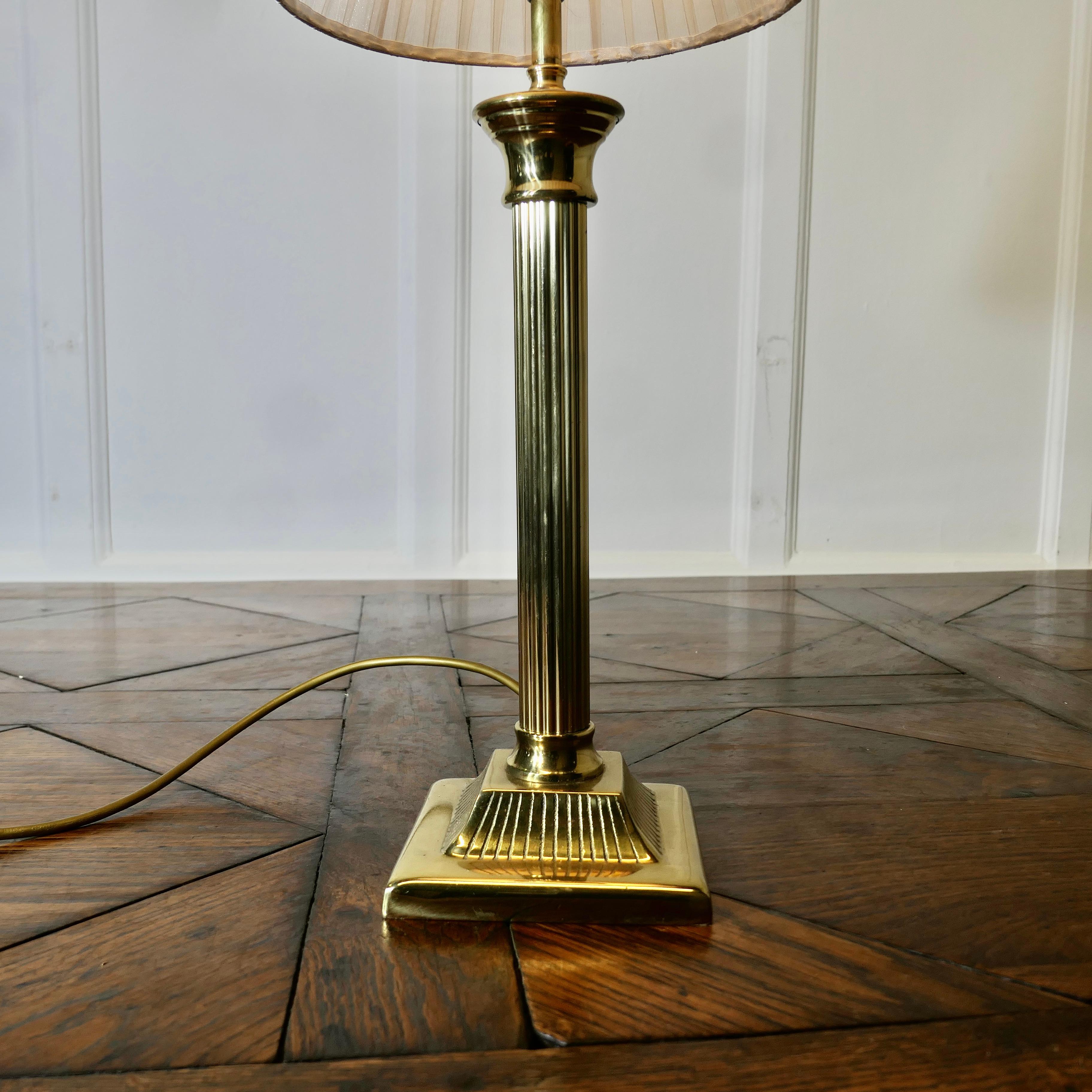 Style Adam Lampe de table à colonne corinthienne en laiton  C'est une pièce très attrayante en vente