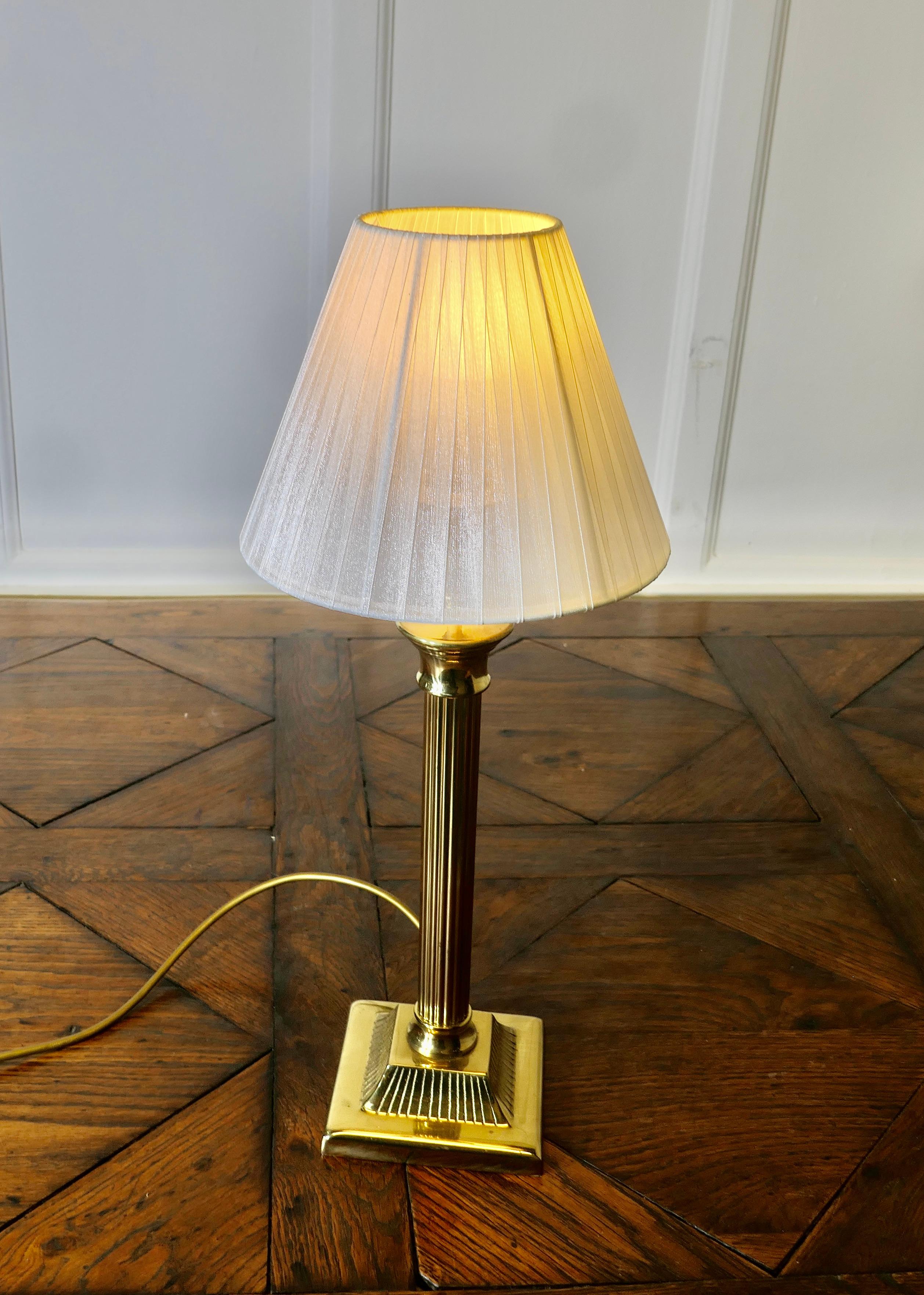Lampe de table à colonne corinthienne en laiton  C'est une pièce très attrayante Bon état - En vente à Godshill, Isle of Wight