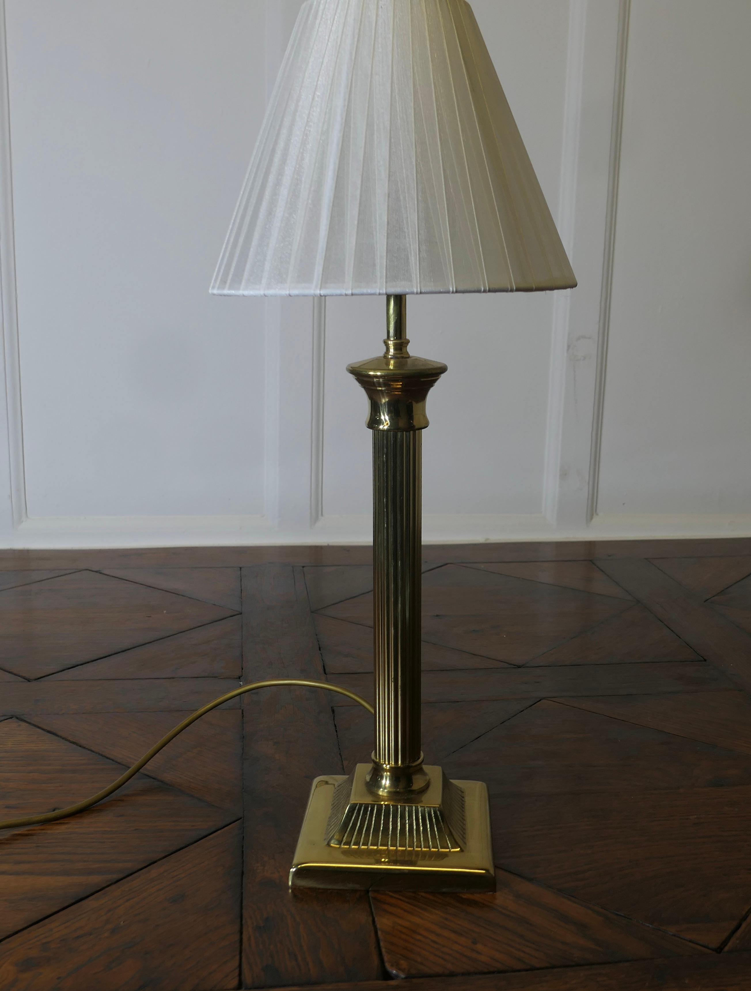 Milieu du XXe siècle Lampe de table à colonne corinthienne en laiton  C'est une pièce très attrayante en vente