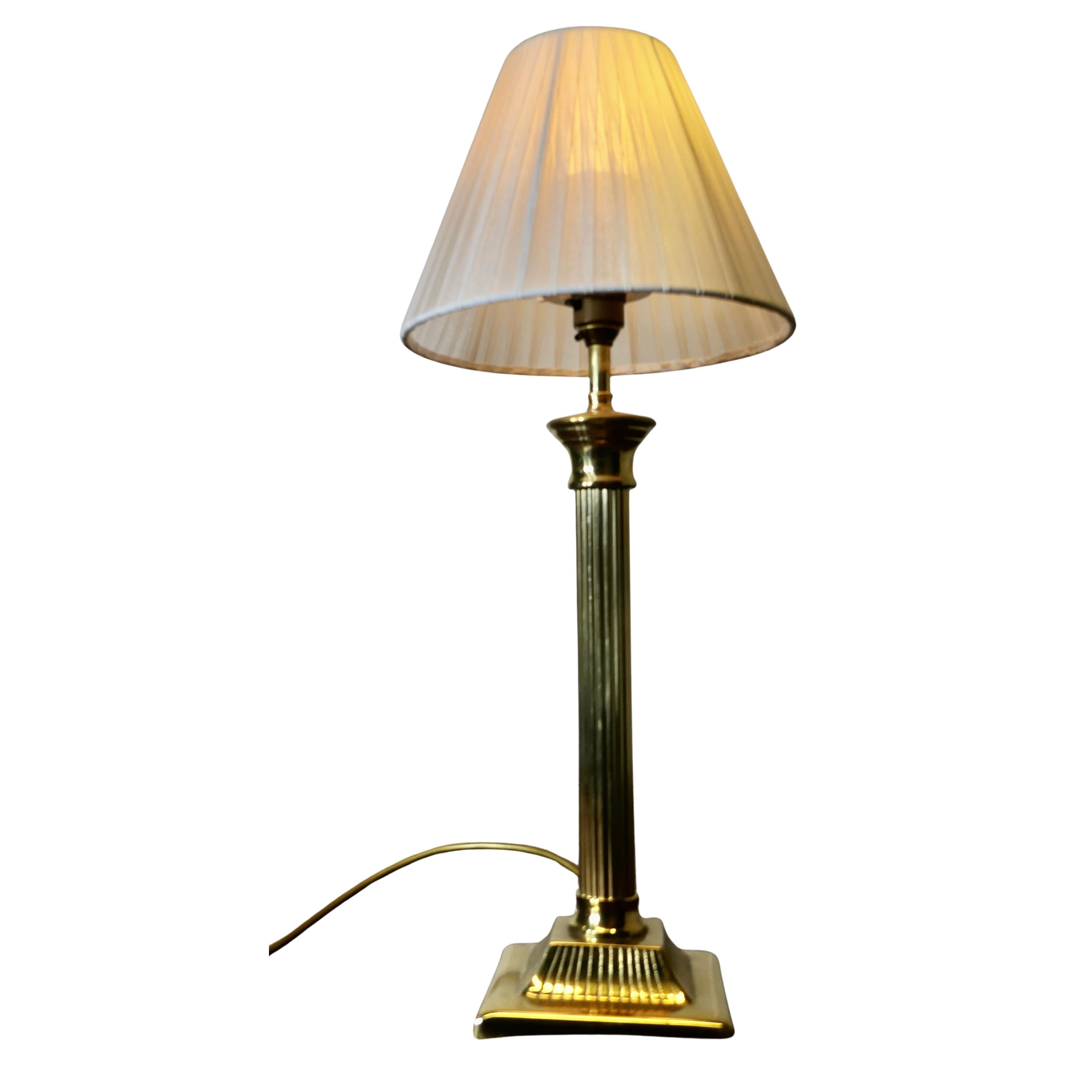 Lampe de table à colonne corinthienne en laiton  C'est une pièce très attrayante en vente