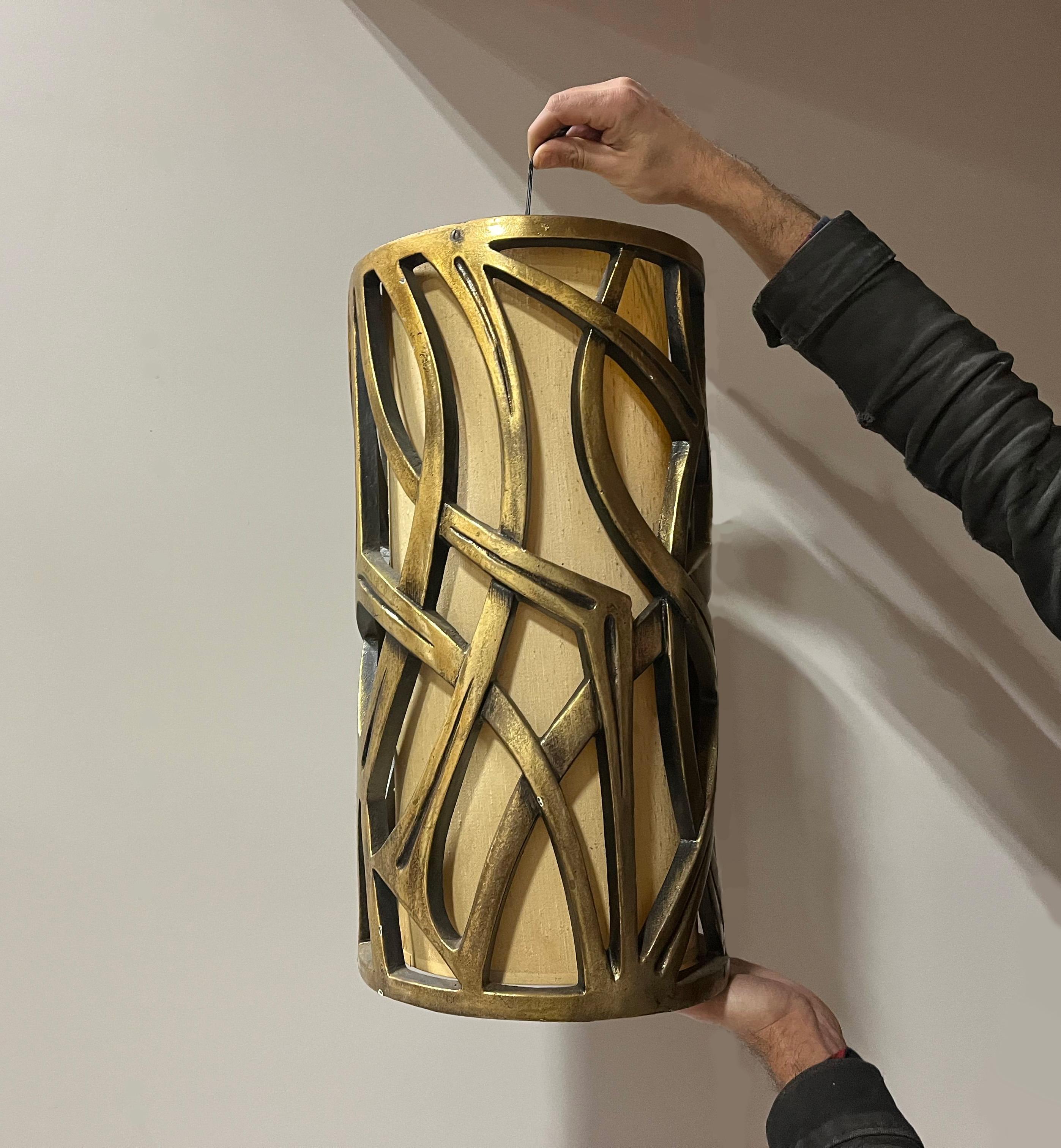 Questo splendido apparecchio combina un design moderno con un'eleganza senza tempo, con un'elegante forma cilindrica a tamburo realizzata con un accattivante motivo geometrico. La finitura in ottone caldo aggiunge un tocco di lusso, rendendolo un