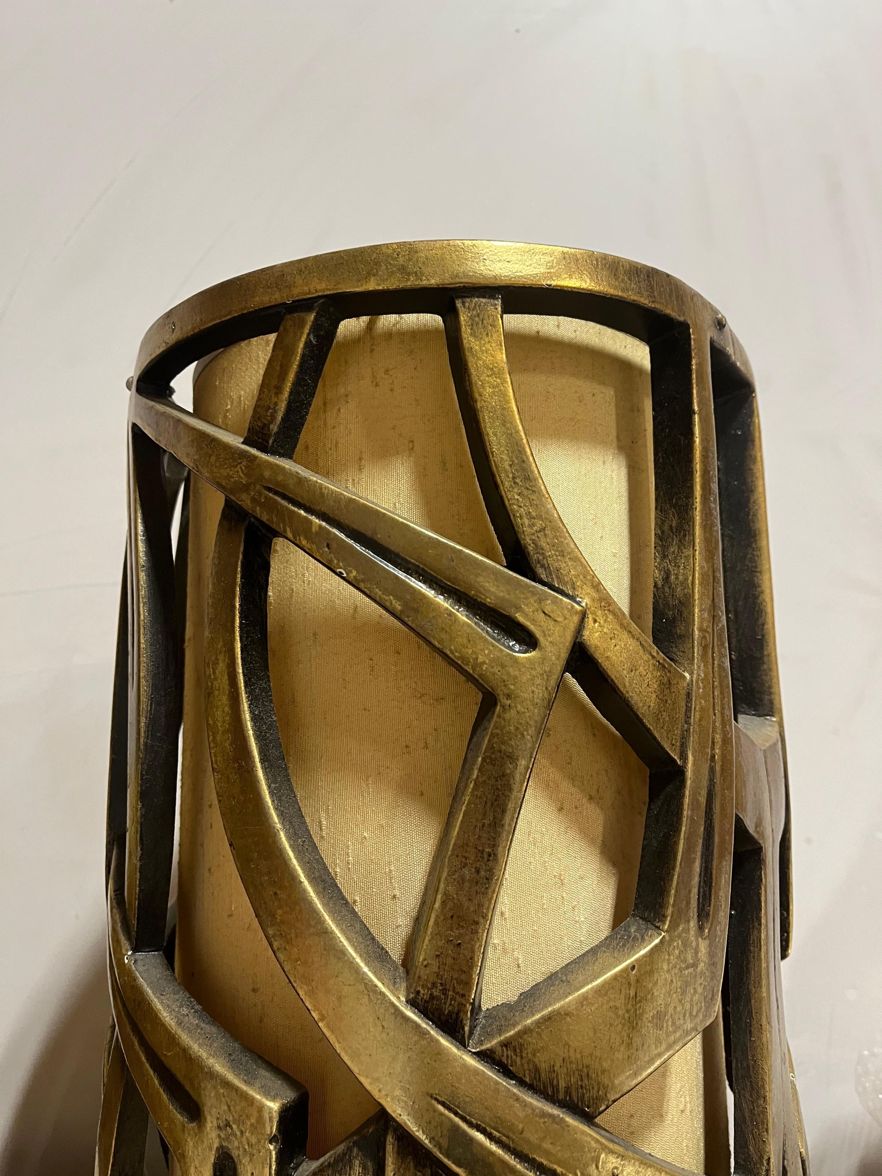 Americano Lampadario a tamburo cilindrico geometrico alto con finitura in ottone in vendita