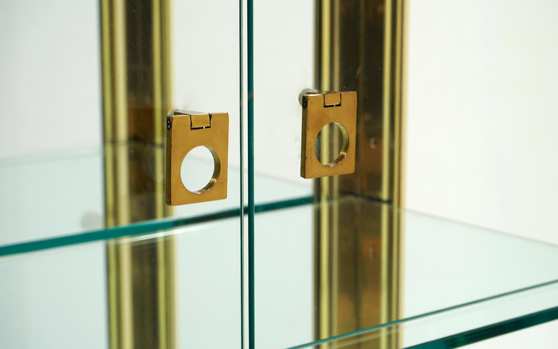 Großer beleuchteter Schaukasten aus Messing und Glas.  Schöner Zustand. (Moderne)