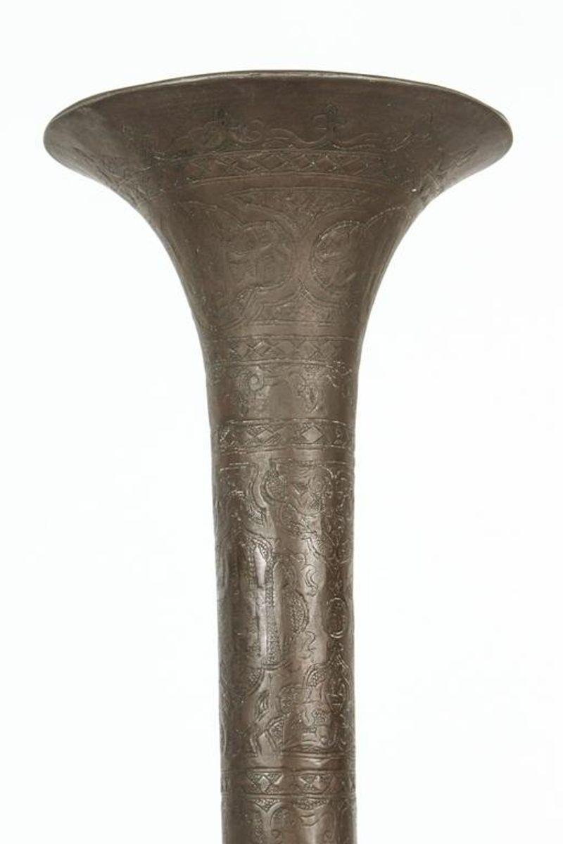 XIXe siècle Grand vase en laiton du Moyen-Orient en vente