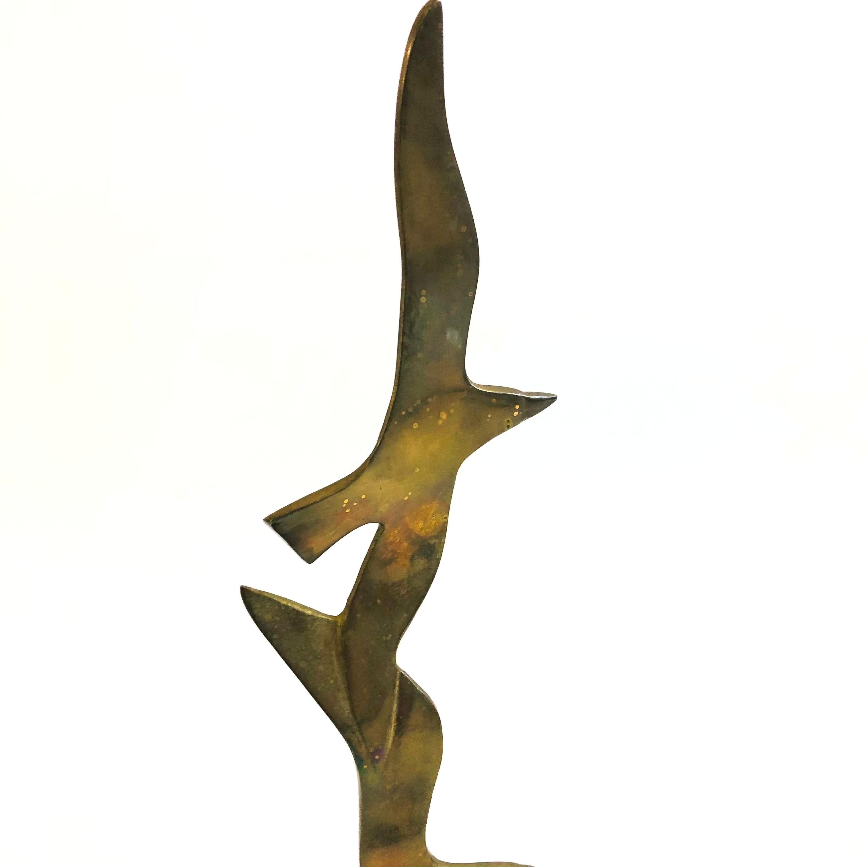Mid-Century moderno Scultura alta di gabbiano in ottone su base di marmo in vendita