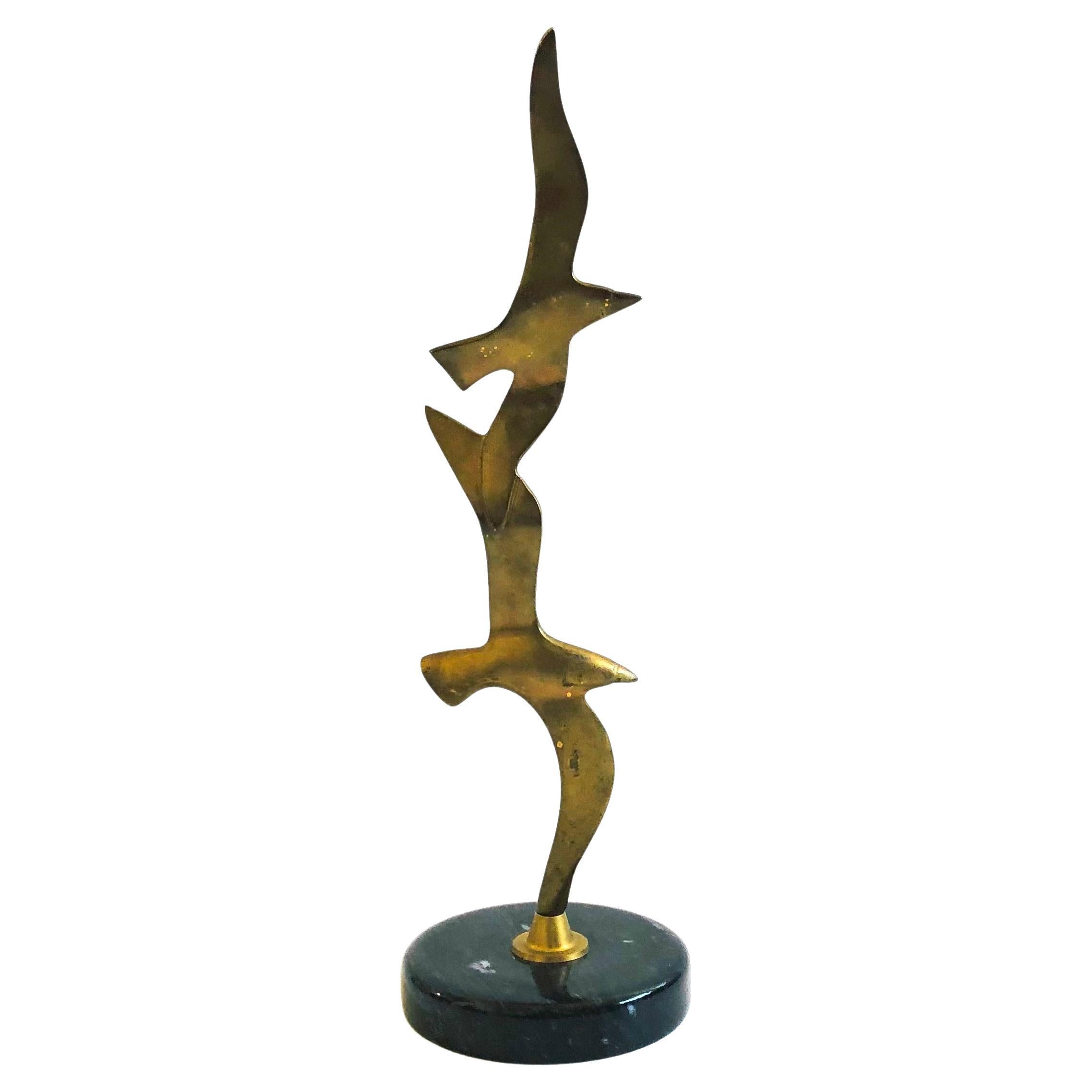 Escultura alta de gaviota de latón sobre base de mármol