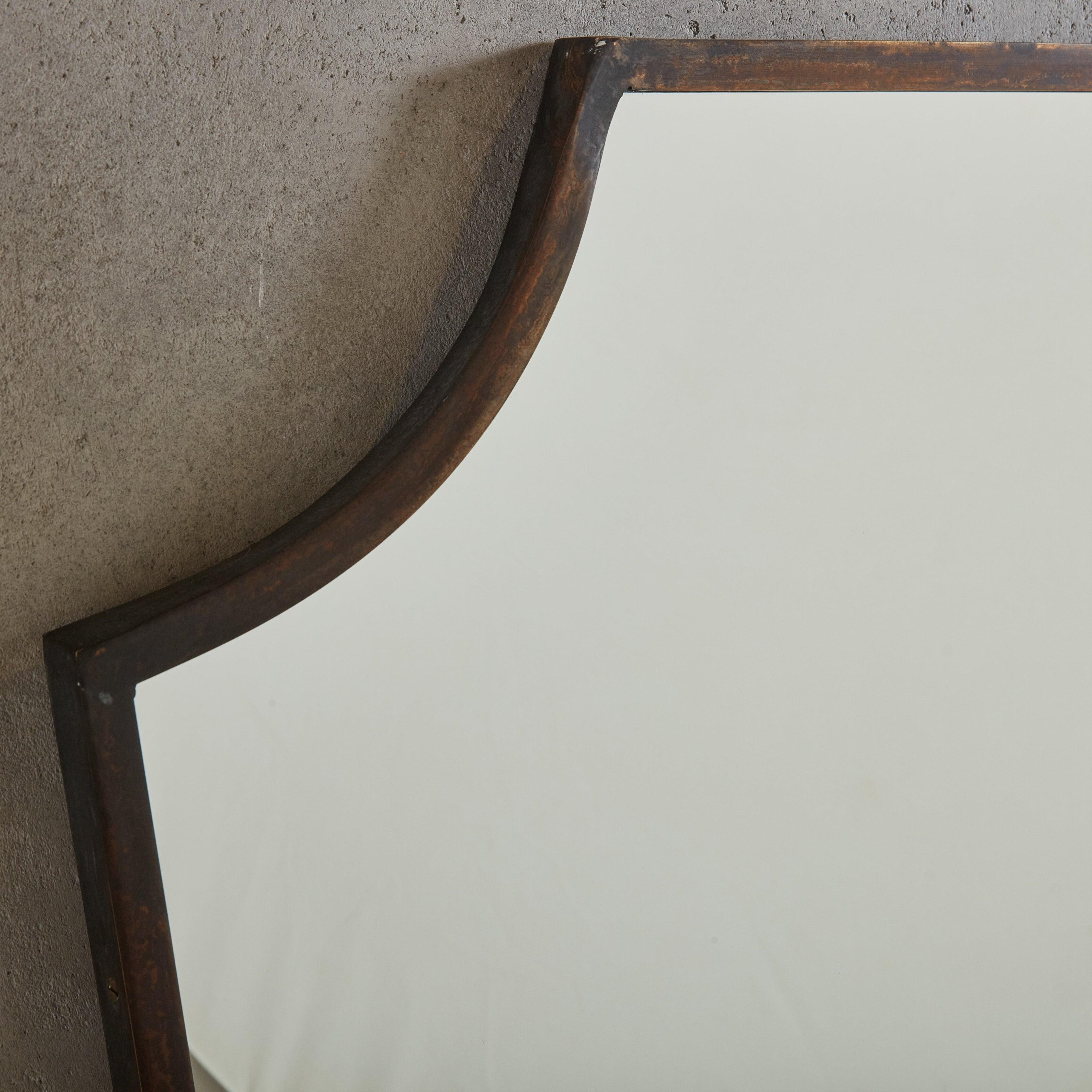 Mid-Century moderno Specchio a scudo alto in ottone, Italia 1970 in vendita