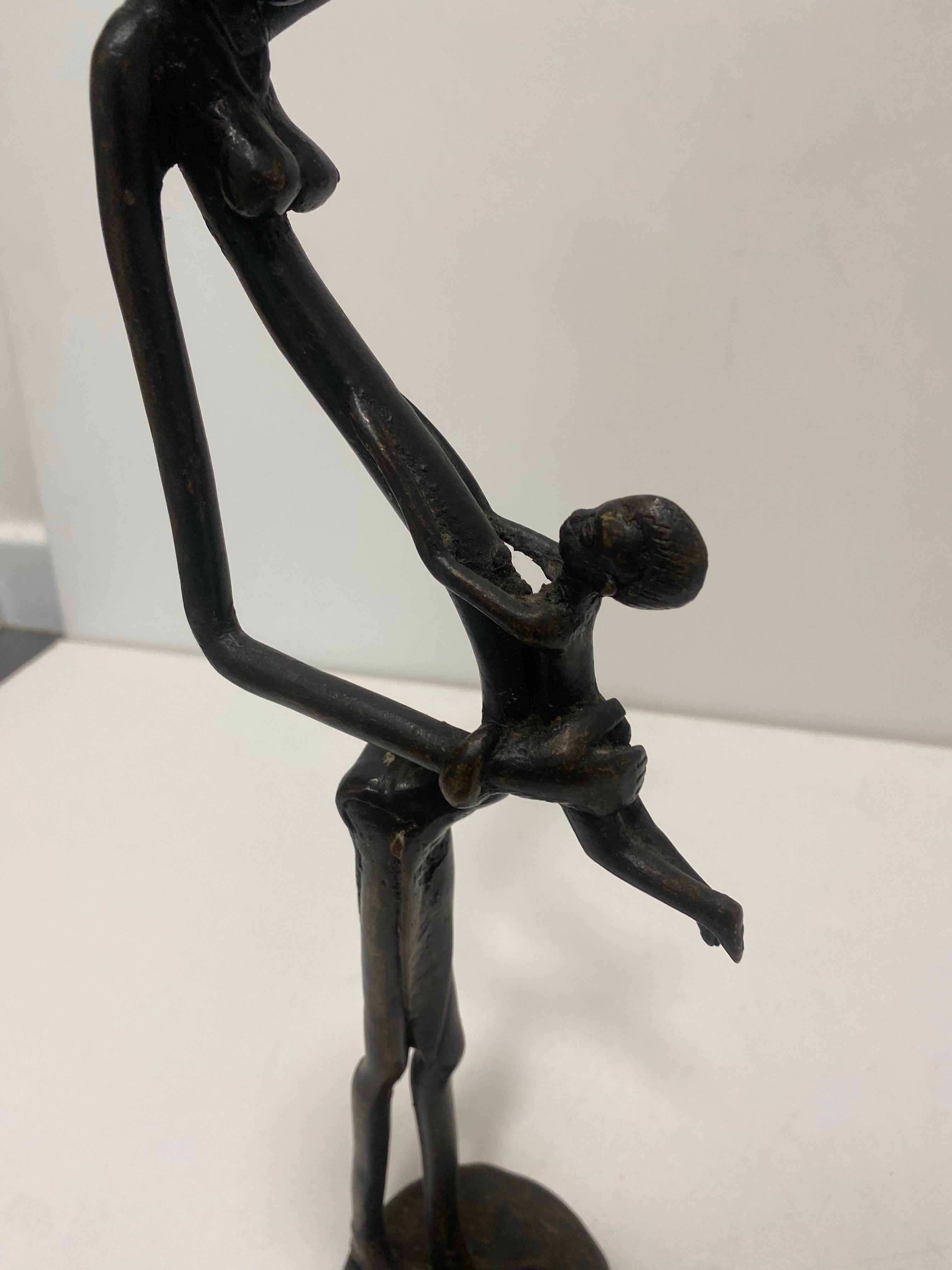Sculture Masai alte in bronzo 1960s Vintage Kenya Madre Bambino Stile Giacometti in vendita 6