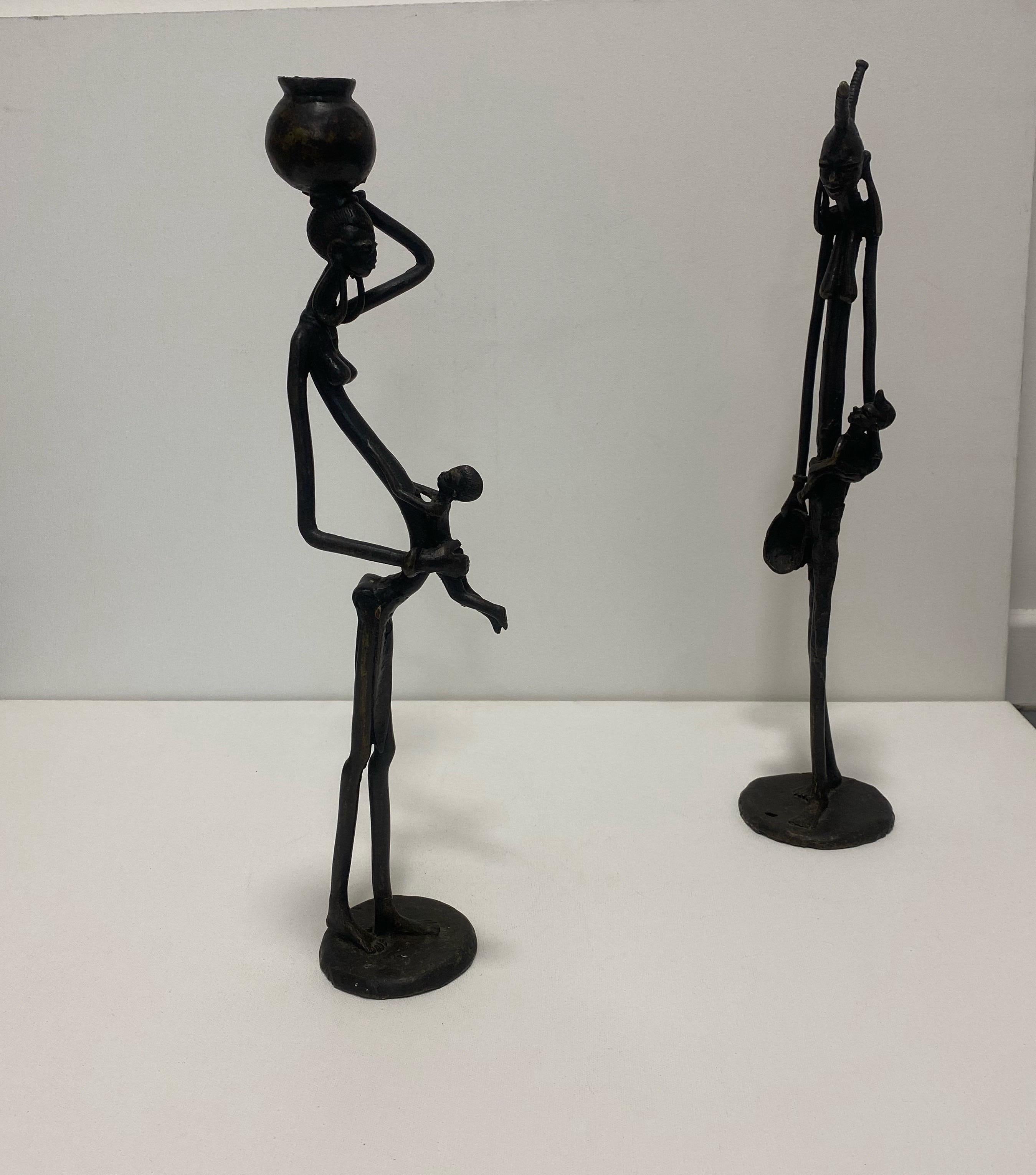Fatto a mano Sculture Masai alte in bronzo 1960s Vintage Kenya Madre Bambino Stile Giacometti in vendita