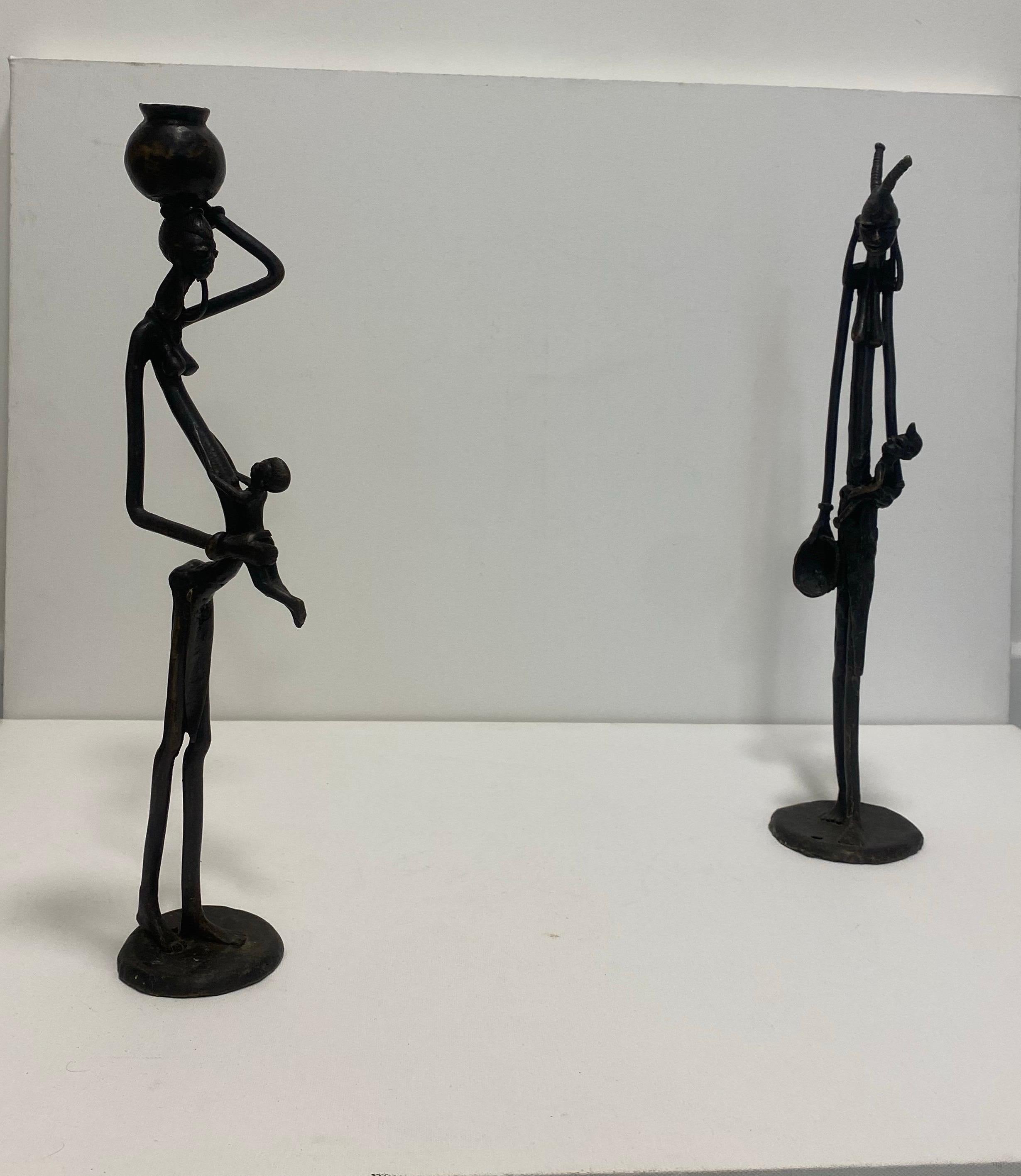Sculture Masai alte in bronzo 1960s Vintage Kenya Madre Bambino Stile Giacometti In condizioni buone in vendita a London, GB
