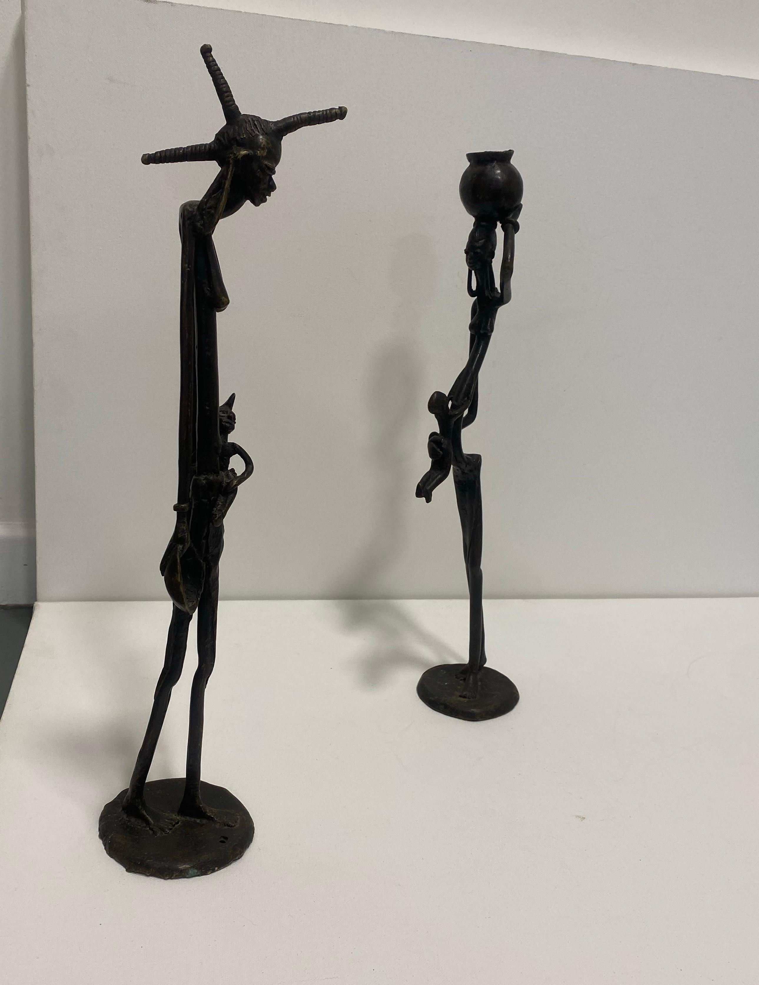Metà XX secolo Sculture Masai alte in bronzo 1960s Vintage Kenya Madre Bambino Stile Giacometti in vendita