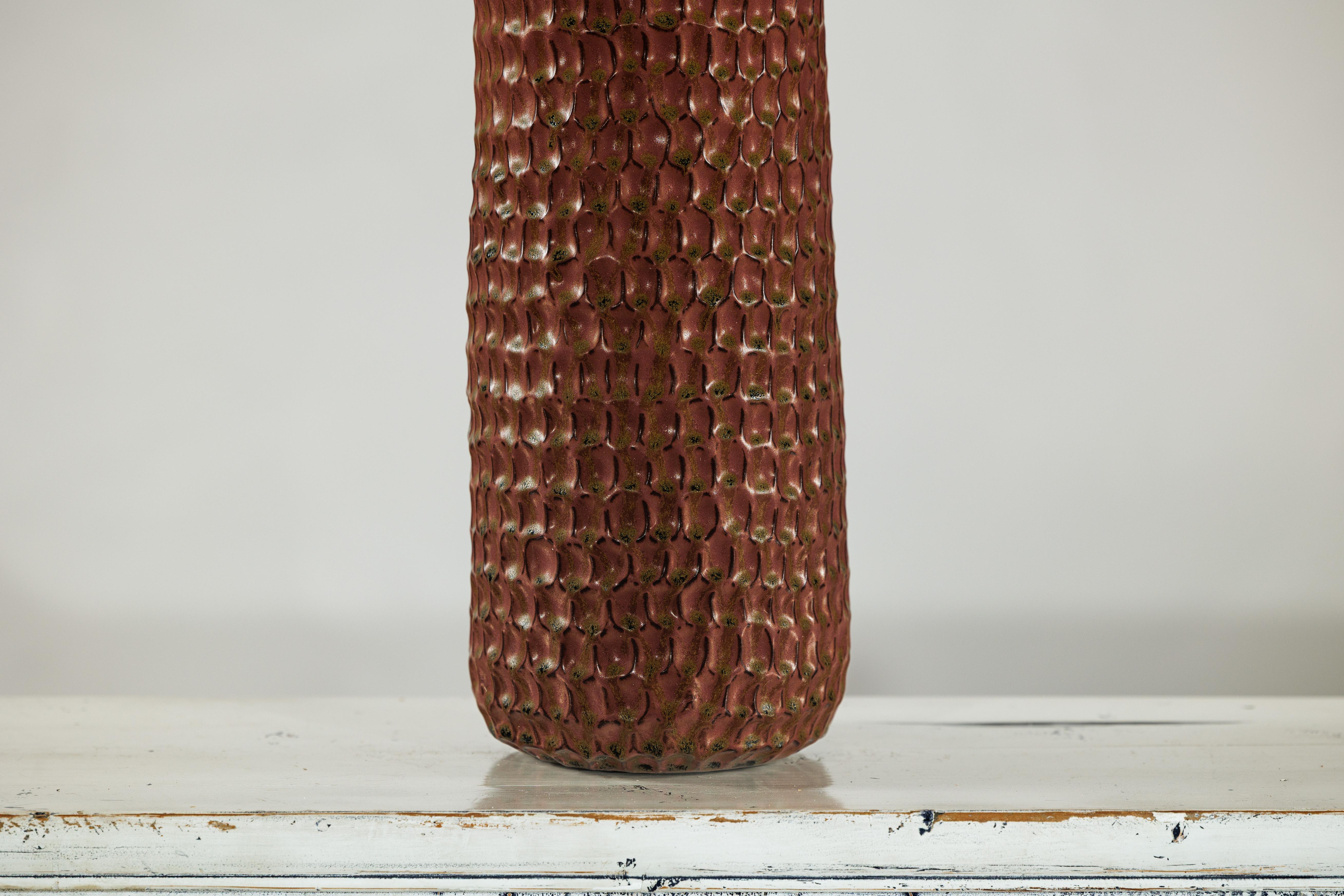 Vaso alto in ceramica marrone con struttura a nido d'ape e smalto verde maculato in vendita 4