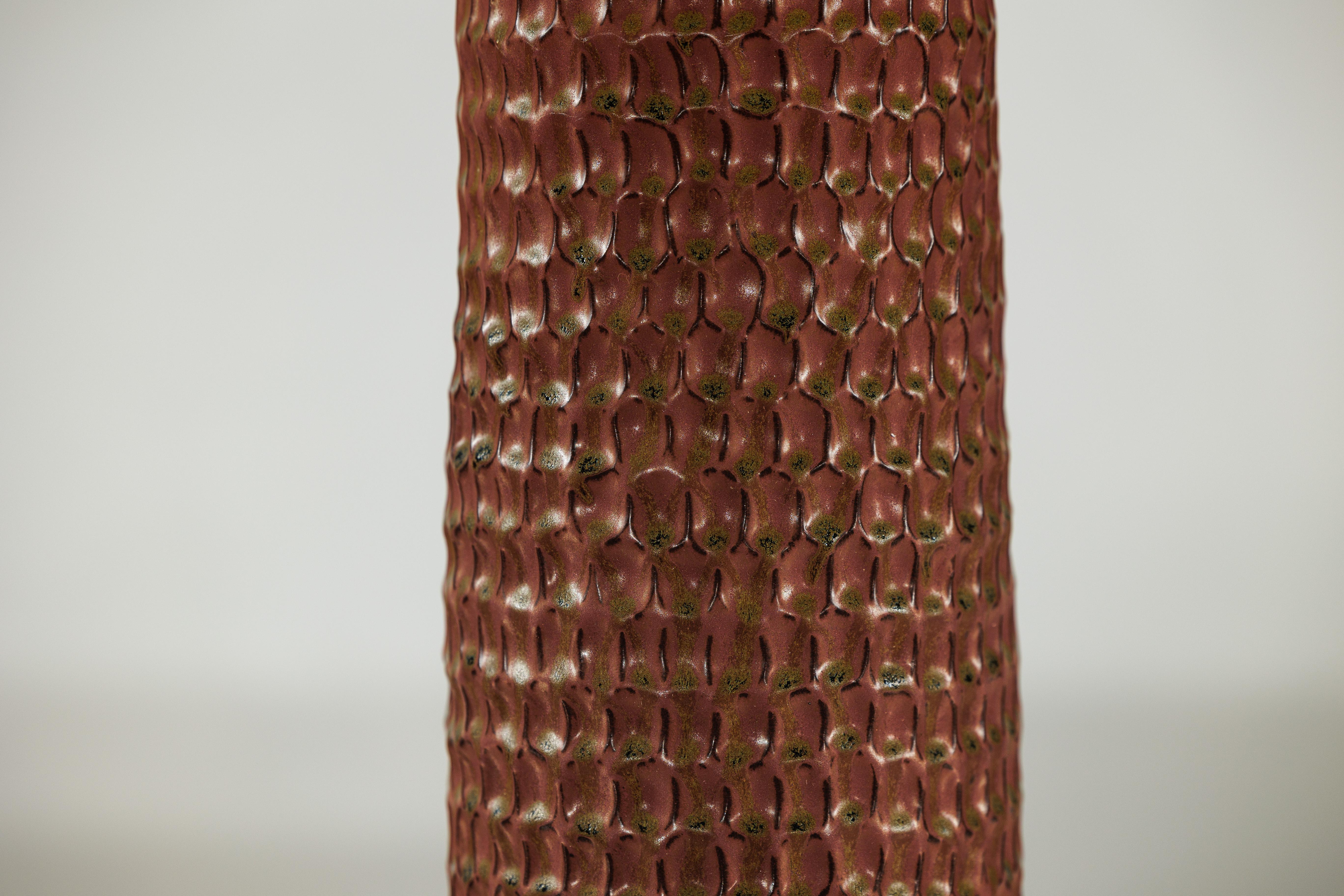 Vaso alto in ceramica marrone con struttura a nido d'ape e smalto verde maculato in vendita 6