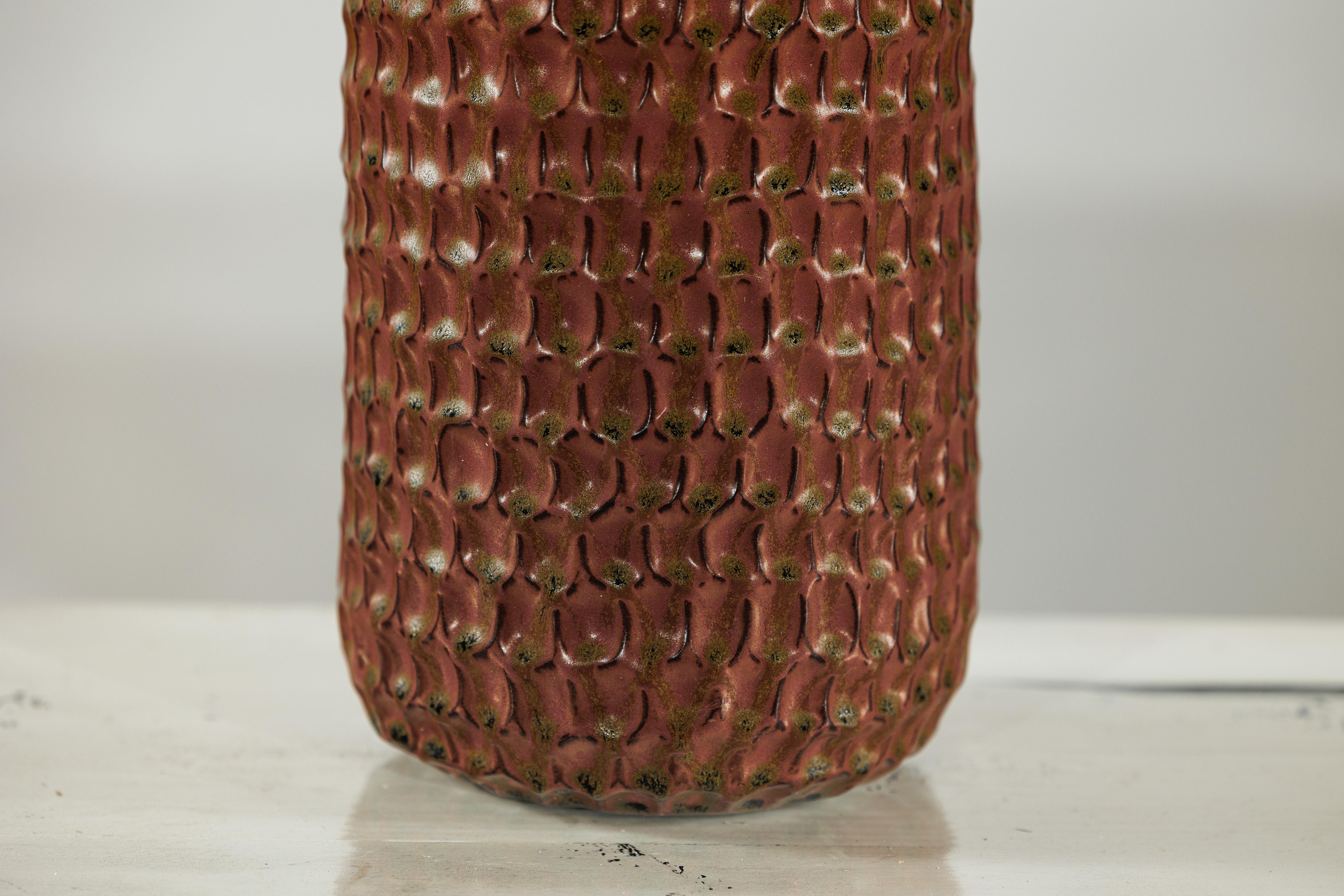 Vaso alto in ceramica marrone con struttura a nido d'ape e smalto verde maculato in vendita 7