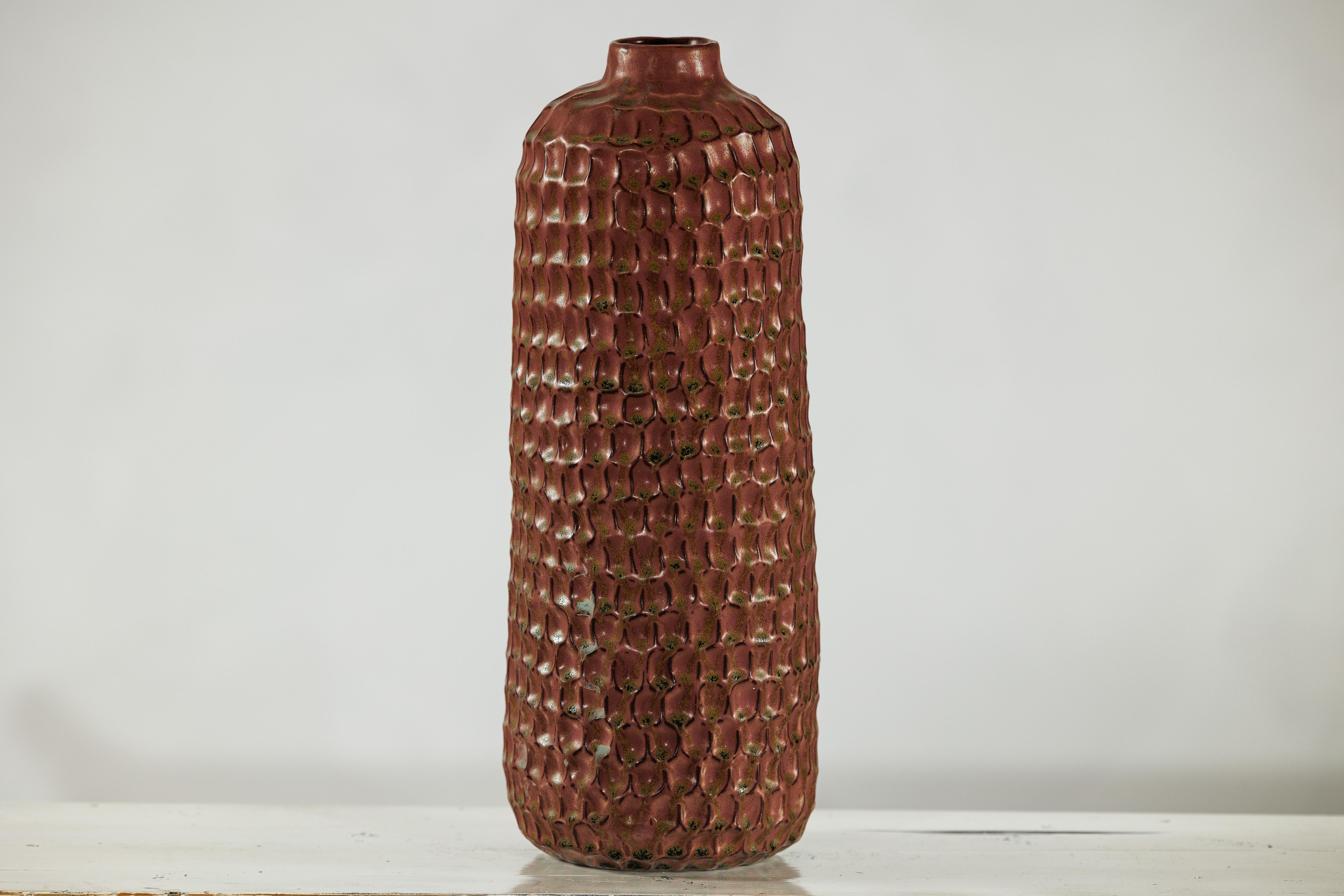 Vaso alto in ceramica marrone con struttura a nido d'ape e smalto verde maculato in vendita 8