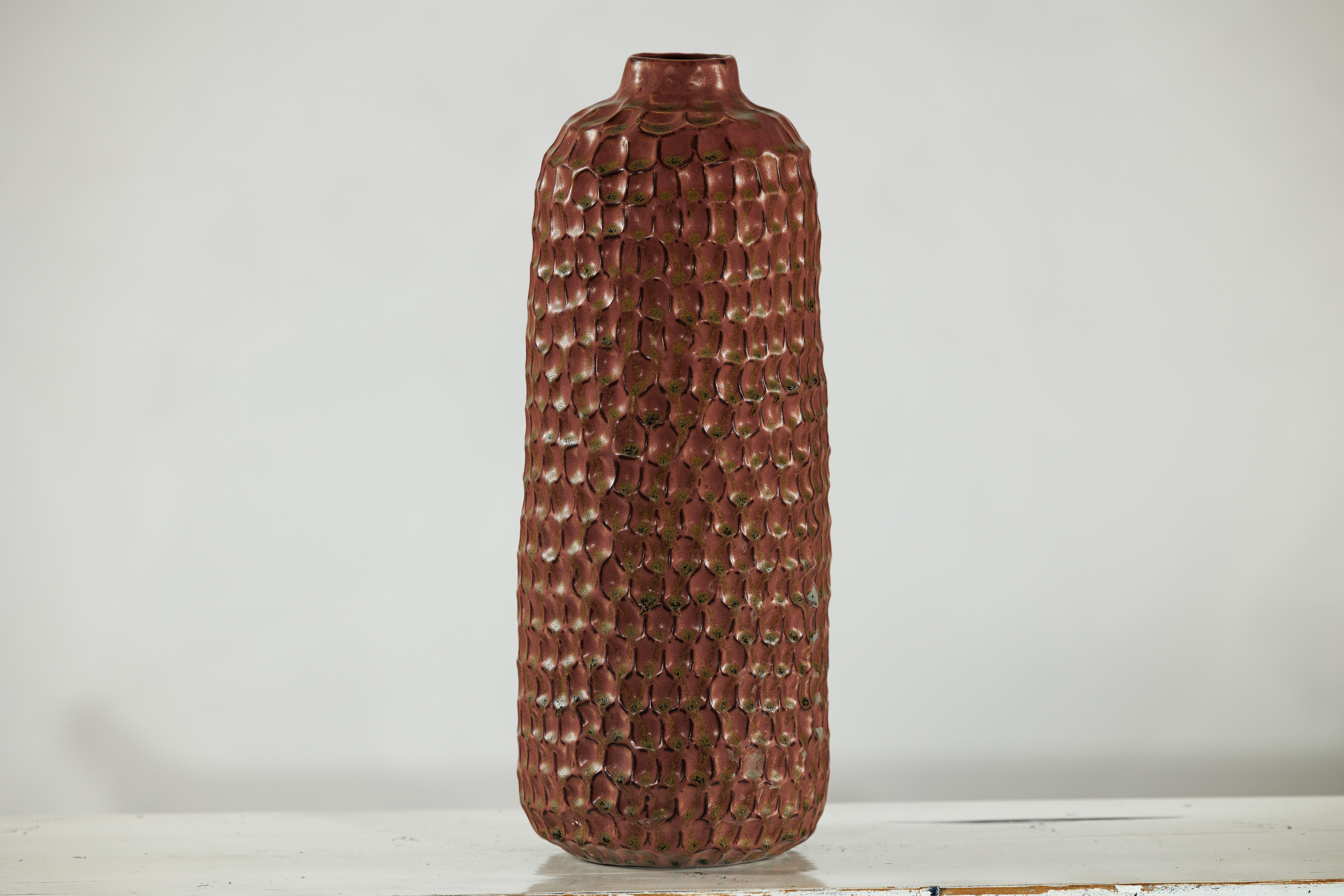 Vaso alto in ceramica marrone con struttura a nido d'ape e smalto verde maculato in vendita 9
