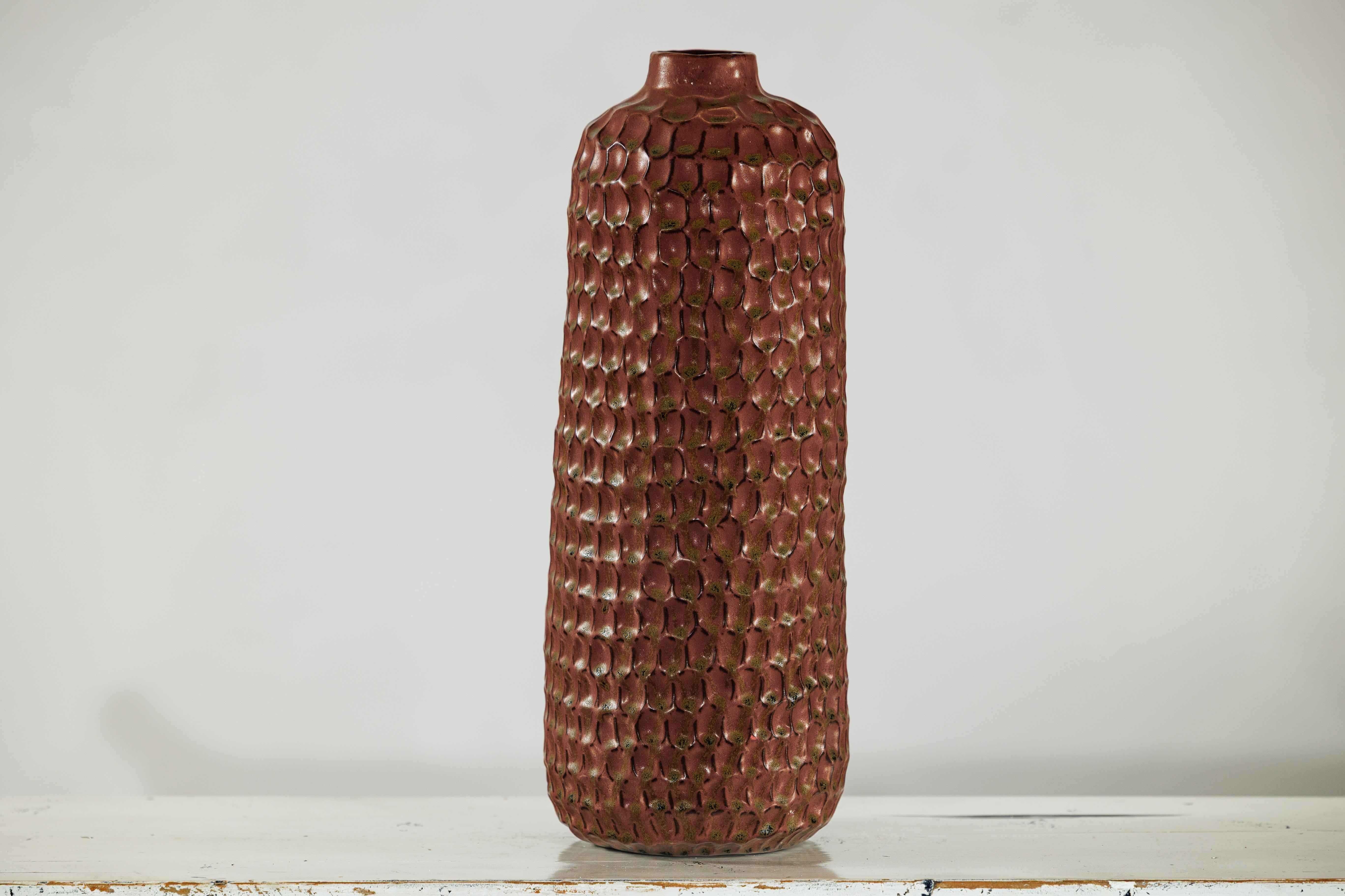 Vaso alto in ceramica marrone con struttura a nido d'ape e smalto verde maculato in vendita 10
