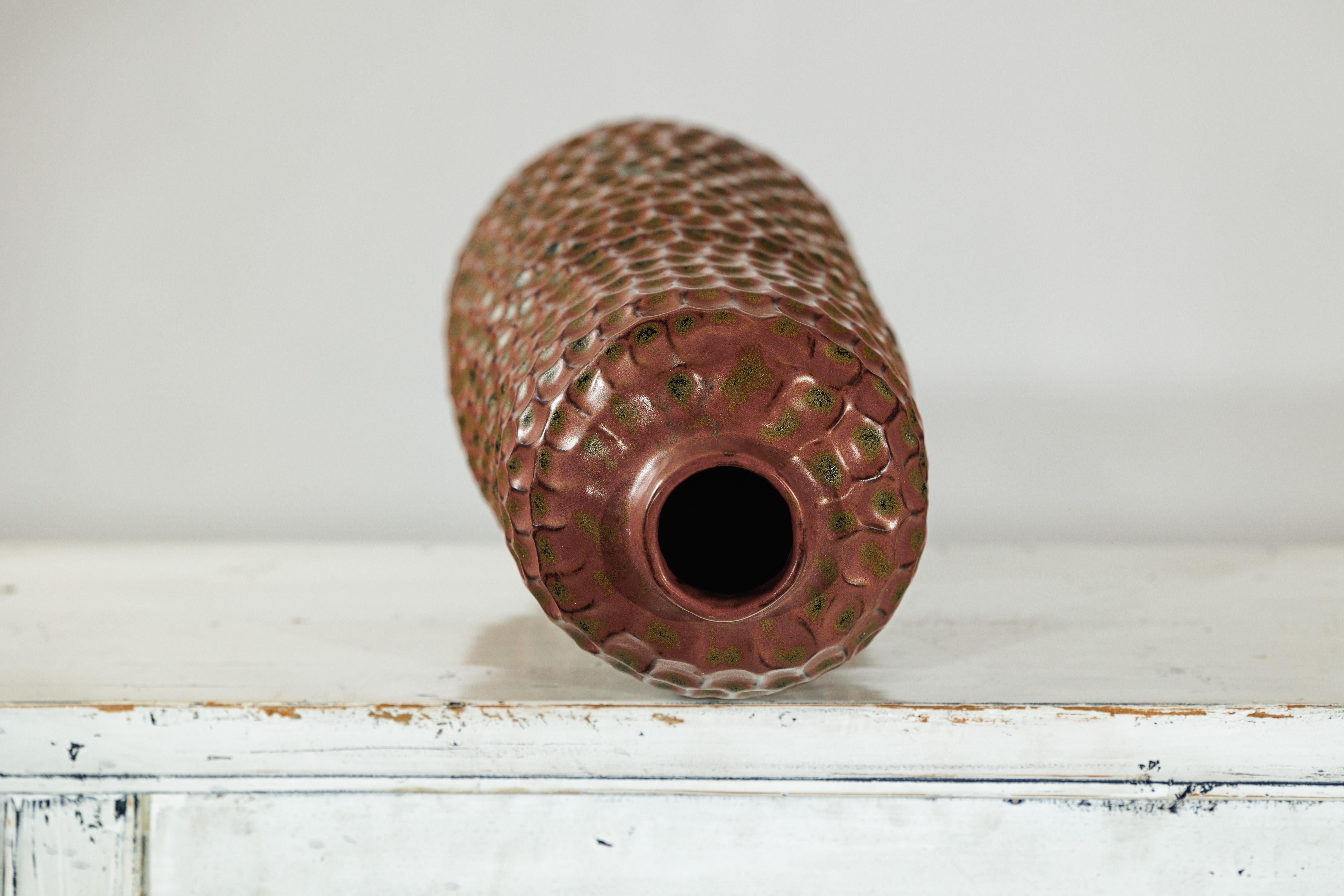 Vaso alto in ceramica marrone con struttura a nido d'ape e smalto verde maculato in vendita 11
