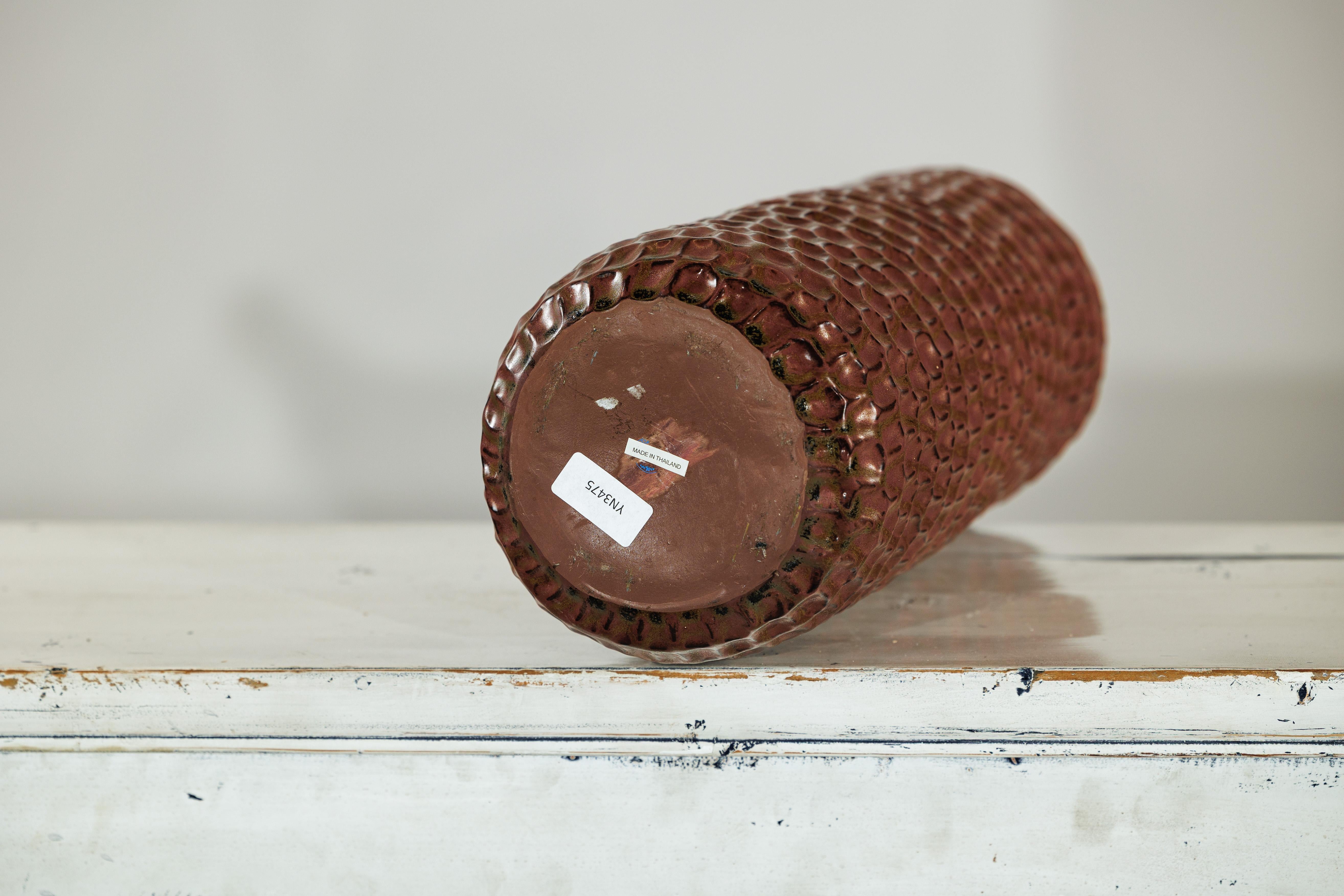 Vaso alto in ceramica marrone con struttura a nido d'ape e smalto verde maculato in vendita 12