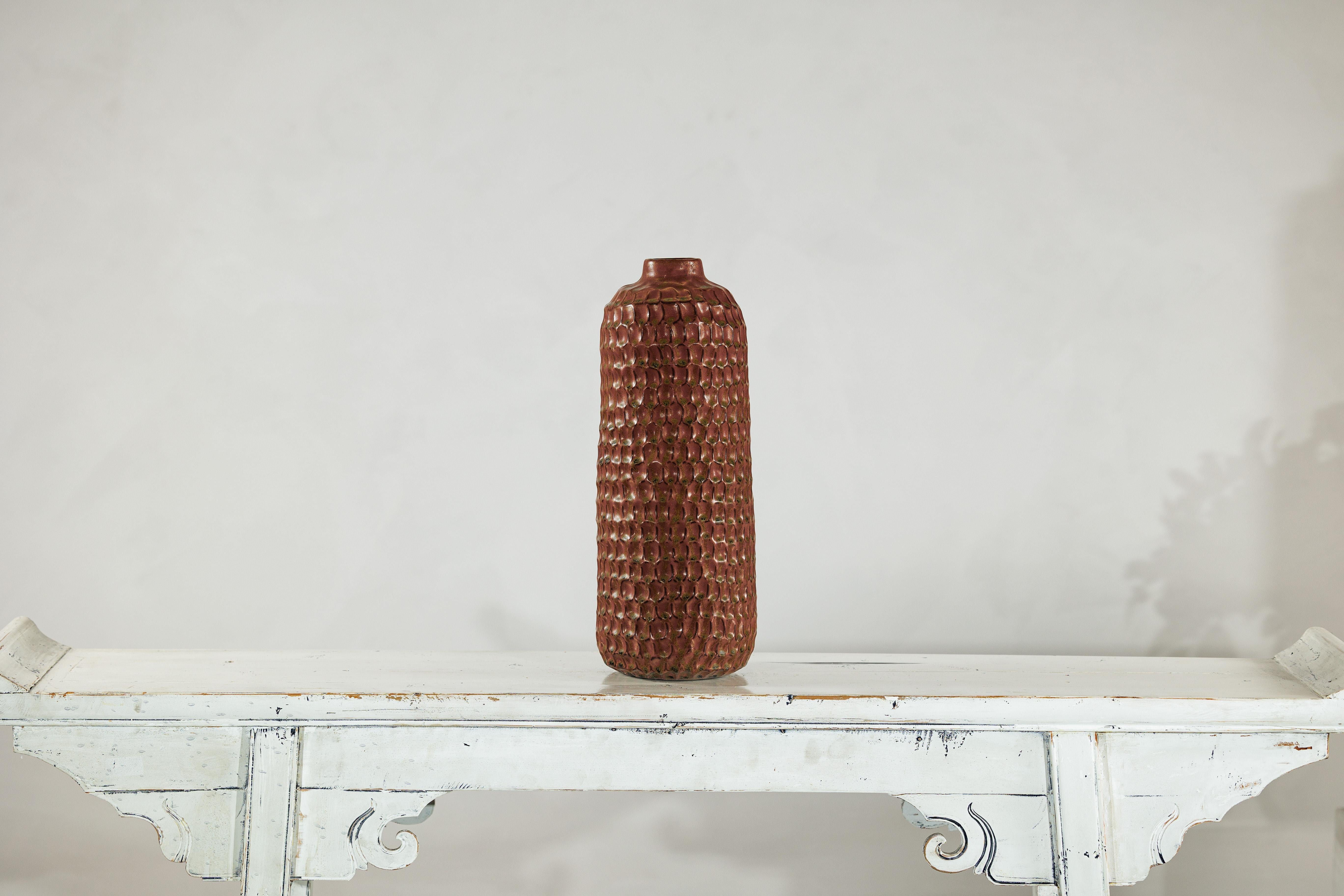 Smaltato Vaso alto in ceramica marrone con struttura a nido d'ape e smalto verde maculato in vendita