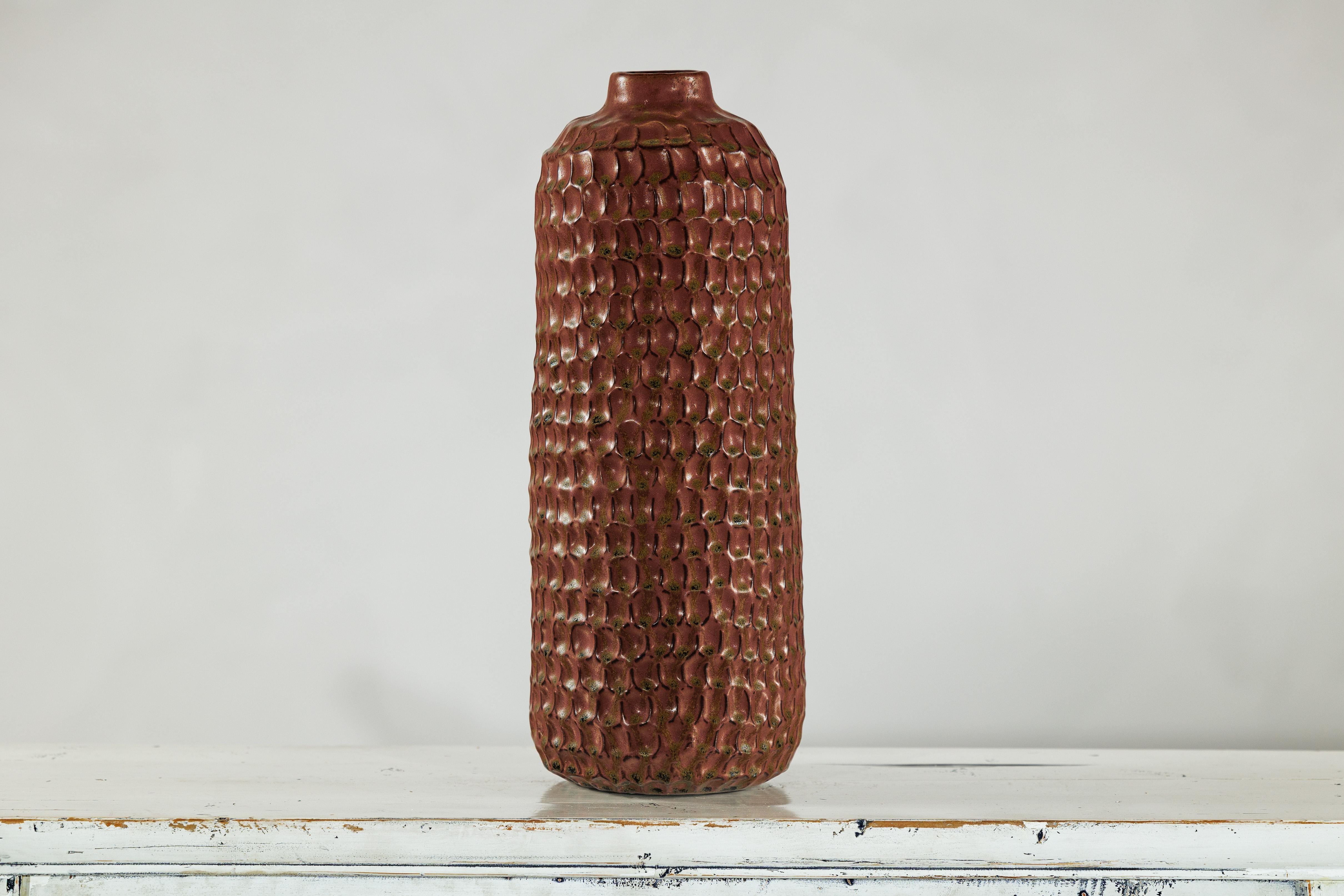XX secolo Vaso alto in ceramica marrone con struttura a nido d'ape e smalto verde maculato in vendita