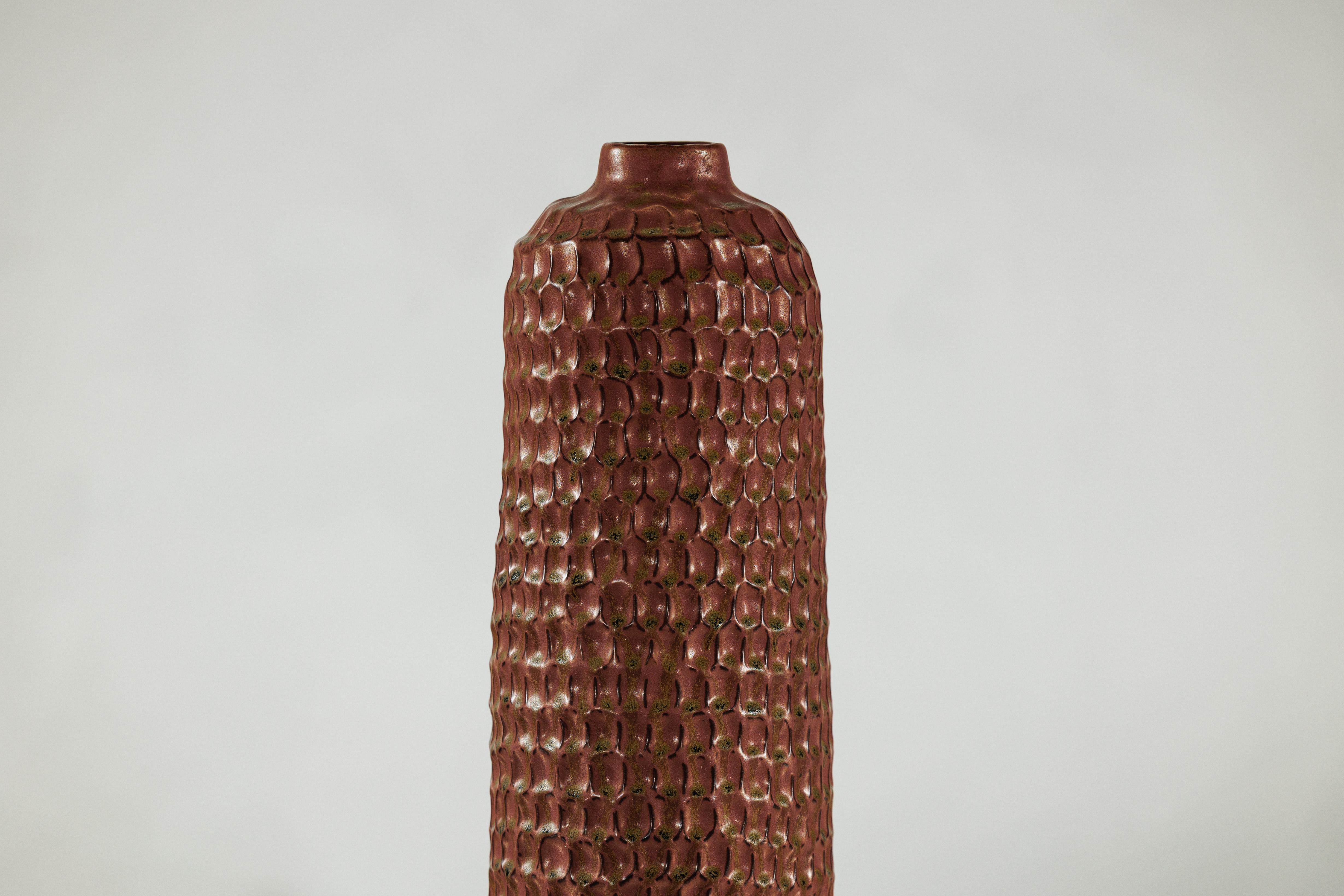 Ceramica Vaso alto in ceramica marrone con struttura a nido d'ape e smalto verde maculato in vendita